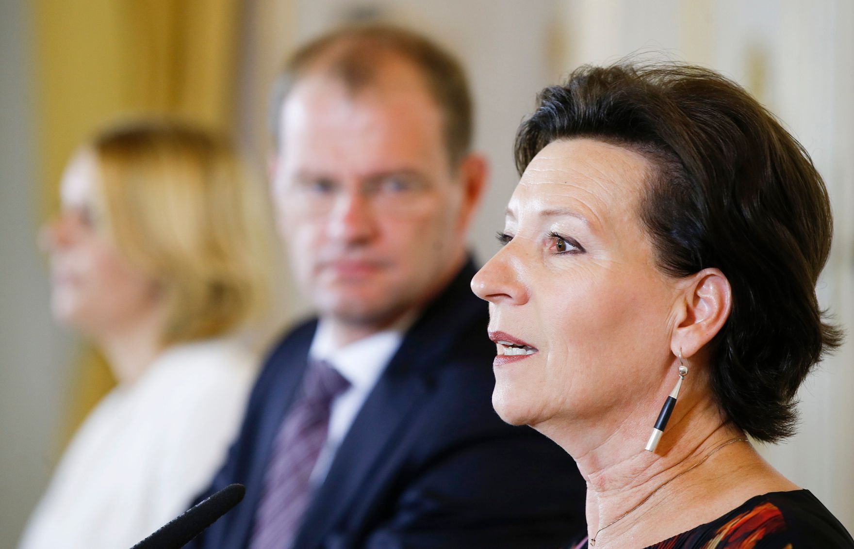 Am 14. Juli 2015 wurde der &quot;OECD L&auml;nderbericht &Ouml;sterreich 2015&quot; im Bundeskanzleramt pr&auml;sentiert. Im Bild (v.r.n.l.) Bundesministerin Gabriele Heinisch-Hosek, der stellvertretende Generalsekret&auml;r der OECD Stefan Kapferer und Staatssekret&auml;rin Sonja Ste&szlig;l bei der Pressekonferenz.