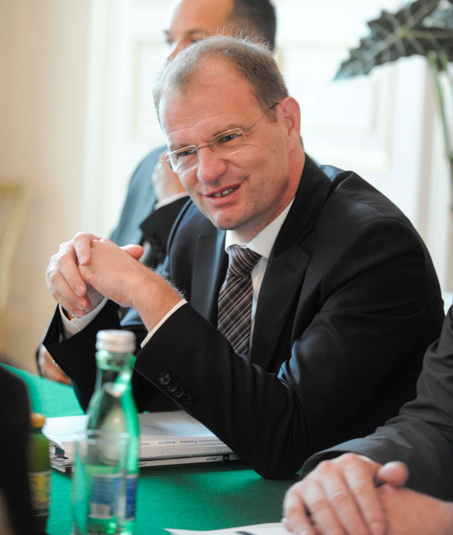 Am 14. Juli 2015 wurde der &quot;OECD L&auml;nderbericht &Ouml;sterreich 2015&quot; im Bundeskanzleramt pr&auml;sentiert. Im Bild der stellvertretenden Generalsekret&auml;r der OECD Stefan Kapferer.