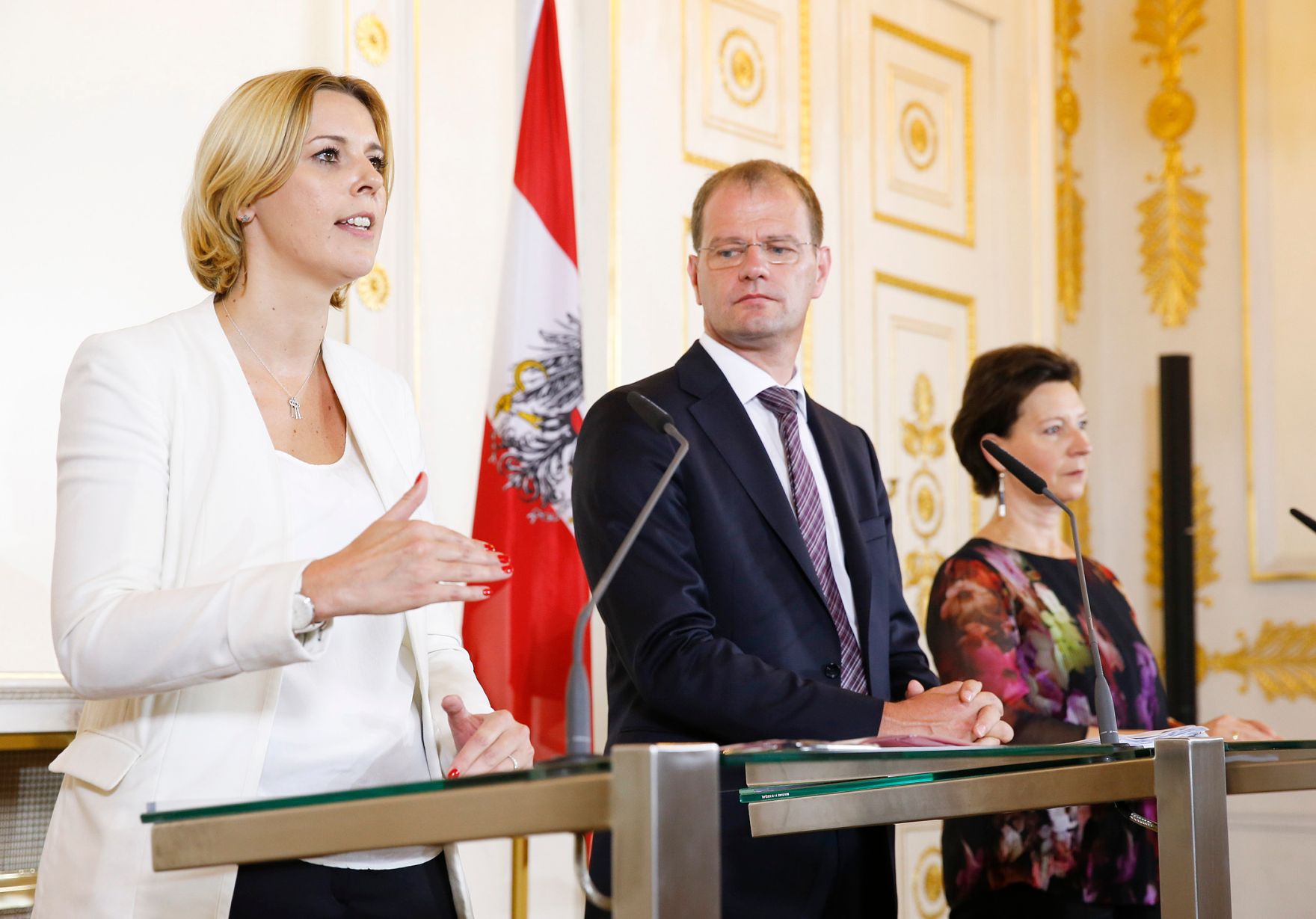 Am 14. Juli 2015 wurde der &quot;OECD L&auml;nderbericht &Ouml;sterreich 2015&quot; im Bundeskanzleramt pr&auml;sentiert. Im Bild (v.l.n.r.) Staatssekret&auml;rin Sonja Ste&szlig;l, der stellvertretende Generalsekret&auml;r der OECD Stefan Kapferer und Bundesministerin Gabriele Heinisch-Hosek bei der Pressekonferenz.