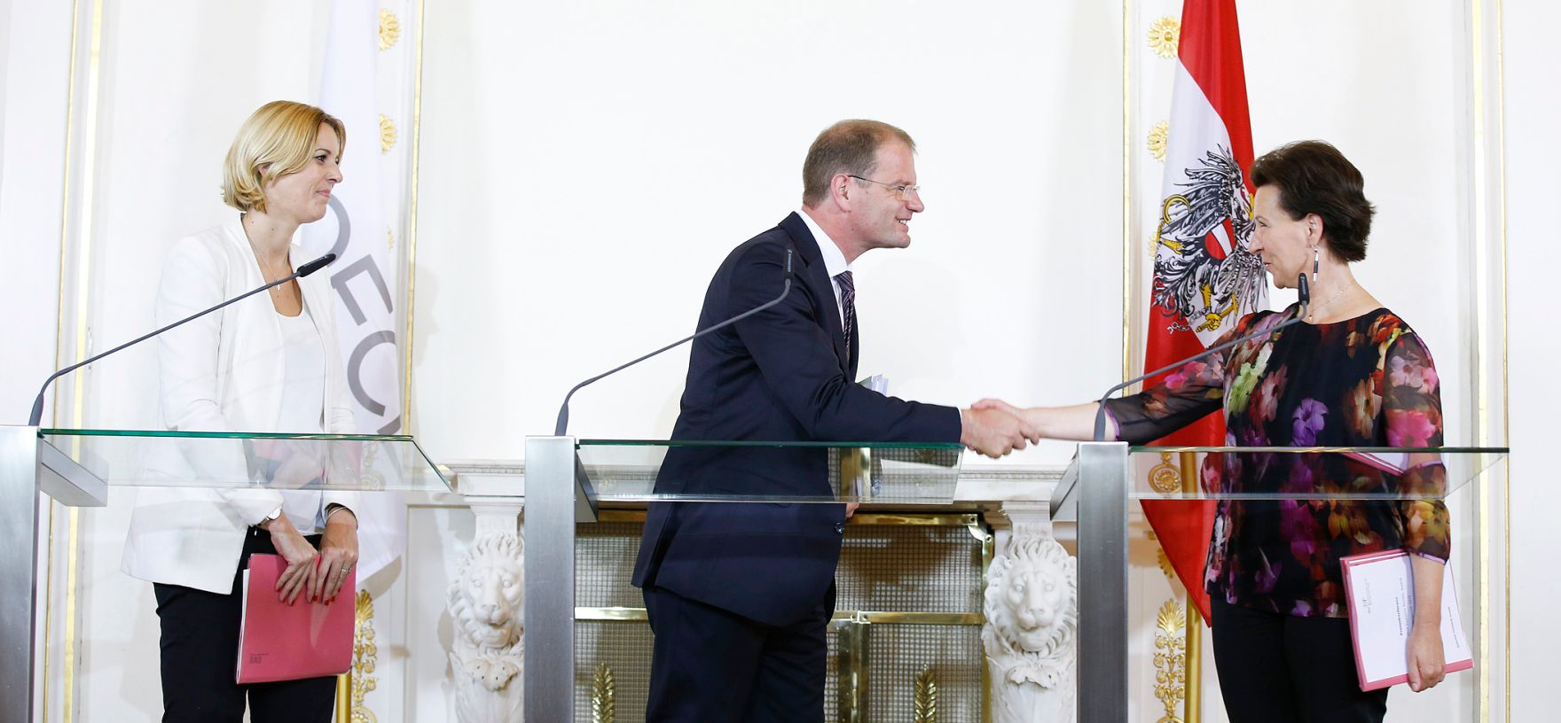 Am 14. Juli 2015 wurde der &quot;OECD L&auml;nderbericht &Ouml;sterreich 2015&quot; im Bundeskanzleramt pr&auml;sentiert. Im Bild (v.l.n.r.) Staatssekret&auml;rin Sonja Ste&szlig;l, der stellvertretende Generalsekret&auml;r der OECD Stefan Kapferer und Bundesministerin Gabriele Heinisch-Hosek bei der Pressekonferenz.