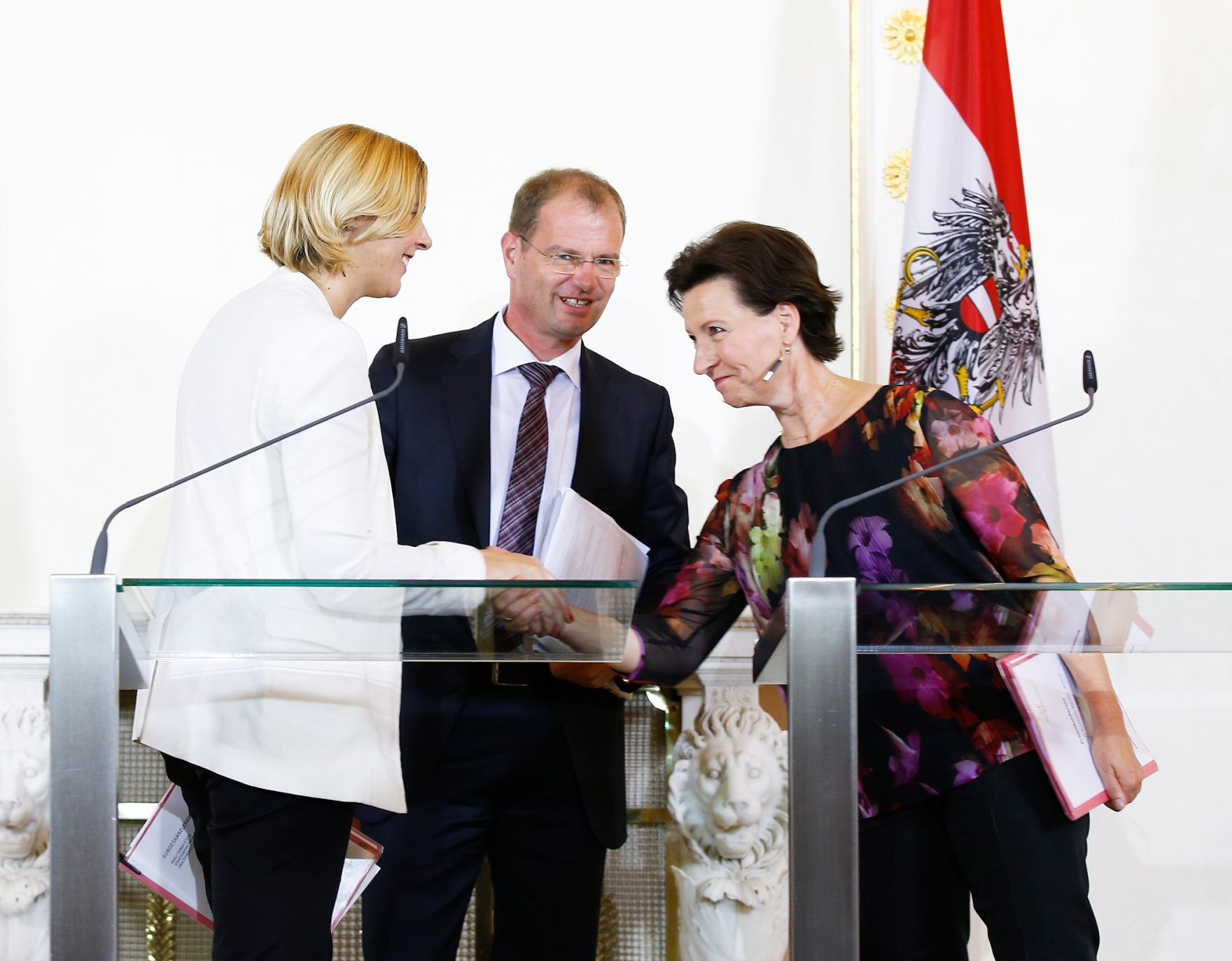 Am 14. Juli 2015 wurde der &quot;OECD L&auml;nderbericht &Ouml;sterreich 2015&quot; im Bundeskanzleramt pr&auml;sentiert. Im Bild (v.l.n.r.) Staatssekret&auml;rin Sonja Ste&szlig;l, der stellvertretende Generalsekret&auml;r der OECD Stefan Kapferer und Bundesministerin Gabriele Heinisch-Hosek bei der Pressekonferenz.