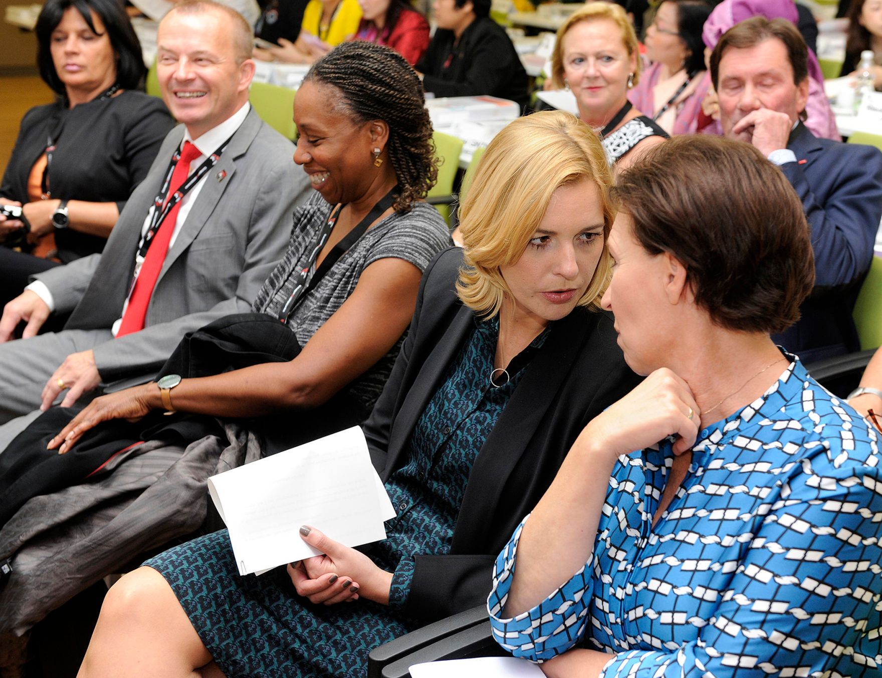 Am 14. September 2015 nahm Staatssekret&auml;rin Sonja Ste&szlig;l an der IndustriALL Global Union Weltfrauenkonferenz teil. Im Bild (l.) mit der Bundesministerin f&uuml;r Frauen und Bildung Gabriele Heinisch-Hosek (r.).