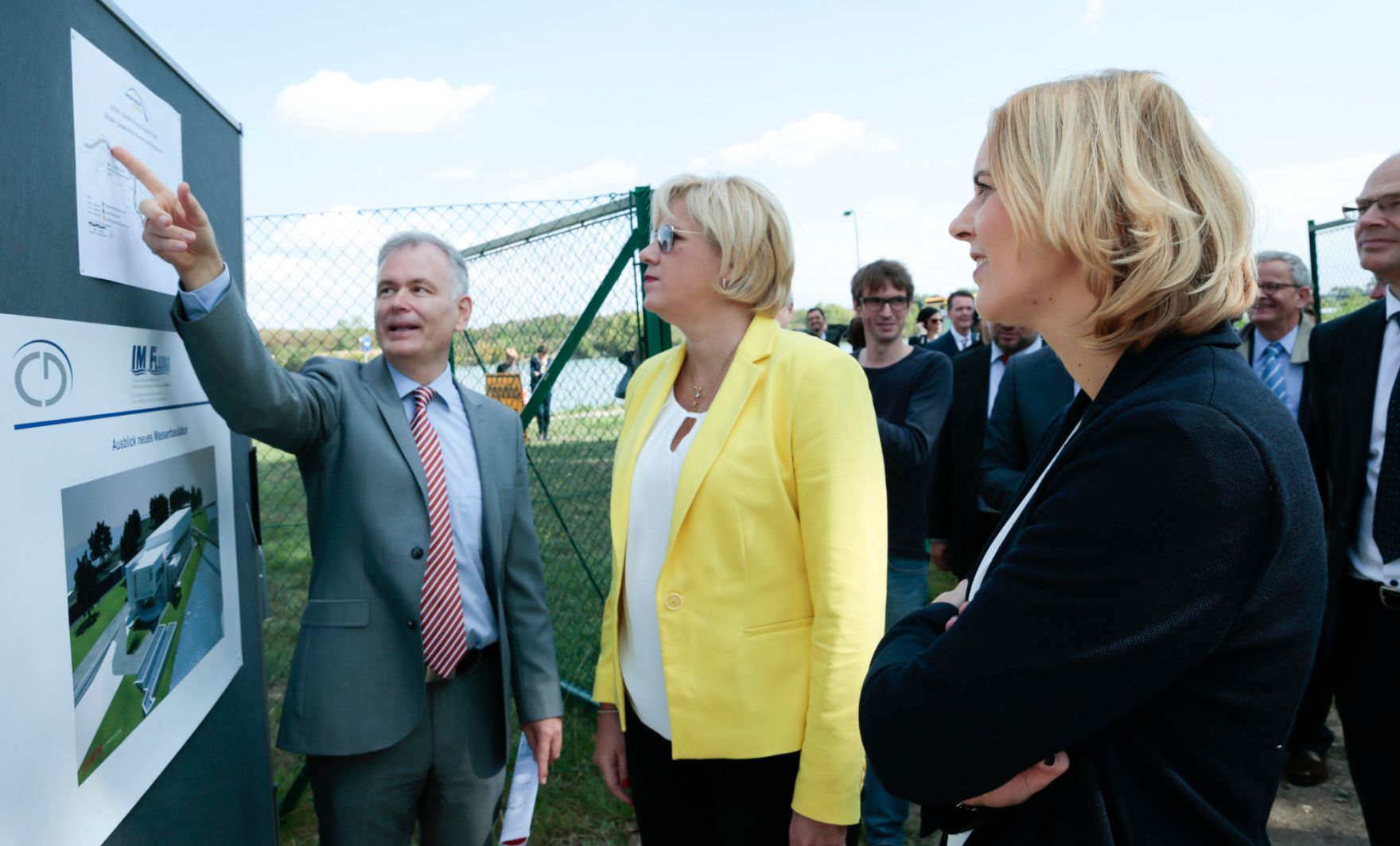 Am 21. September 2015 empfing Staatssekret&auml;rin Sonja Ste&szlig;l (r.) die EU-Kommissarin f&uuml;r Regionalpolitik, Corina Crețu (m.) anl&auml;sslich des heurigen European Cooperation Day und des 25-j&auml;hrigen Jubil&auml;ums der grenz&uuml;berschreitenden INTERREG-Initiative zu einem Pressegespr&auml;ch in Nussdorf.