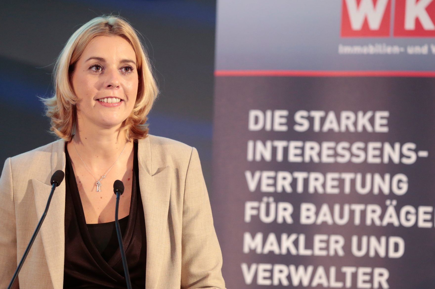 Am 22. September 2015 fand ein Festakt anl&auml;sslich des 42. Bundestags der Immobilien- und Verm&ouml;genstreuh&auml;nder in der Aula der Wissenschaften statt. Im Bild Staatssekret&auml;rin Sonja Ste&szlig;l bei ihrer Festrede.