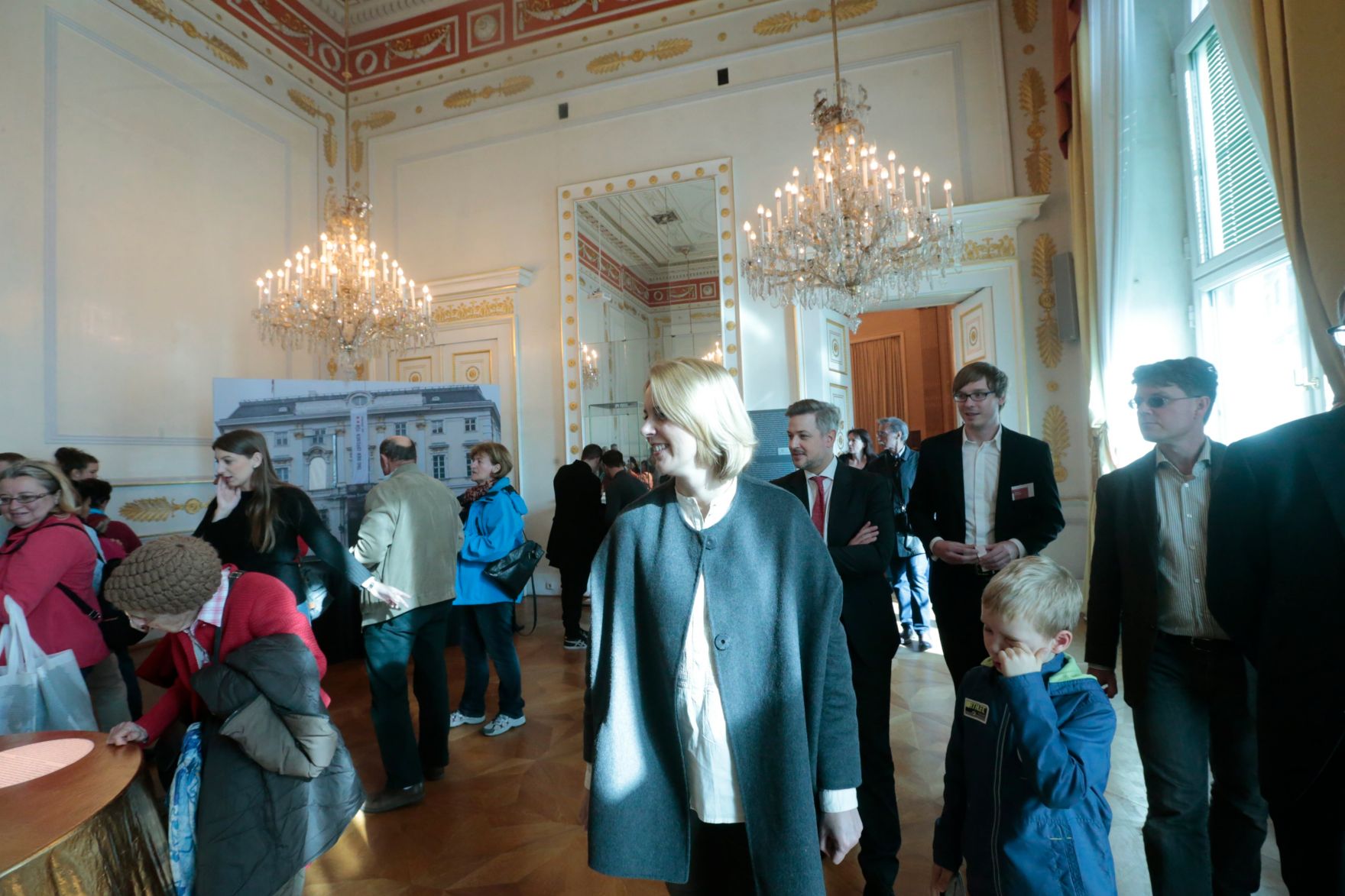 Am 26. Oktober 2015 empfing Staatssekret&auml;rin Sonja Ste&szlig;l im Rahmen des Nationalfeiertages Besucherinnen und Besucher im Bundeskanzleramt.