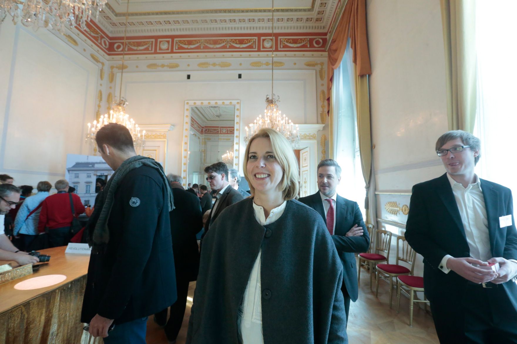 Am 26. Oktober 2015 empfing Staatssekret&auml;rin Sonja Ste&szlig;l im Rahmen des Nationalfeiertages Besucherinnen und Besucher im Bundeskanzleramt.