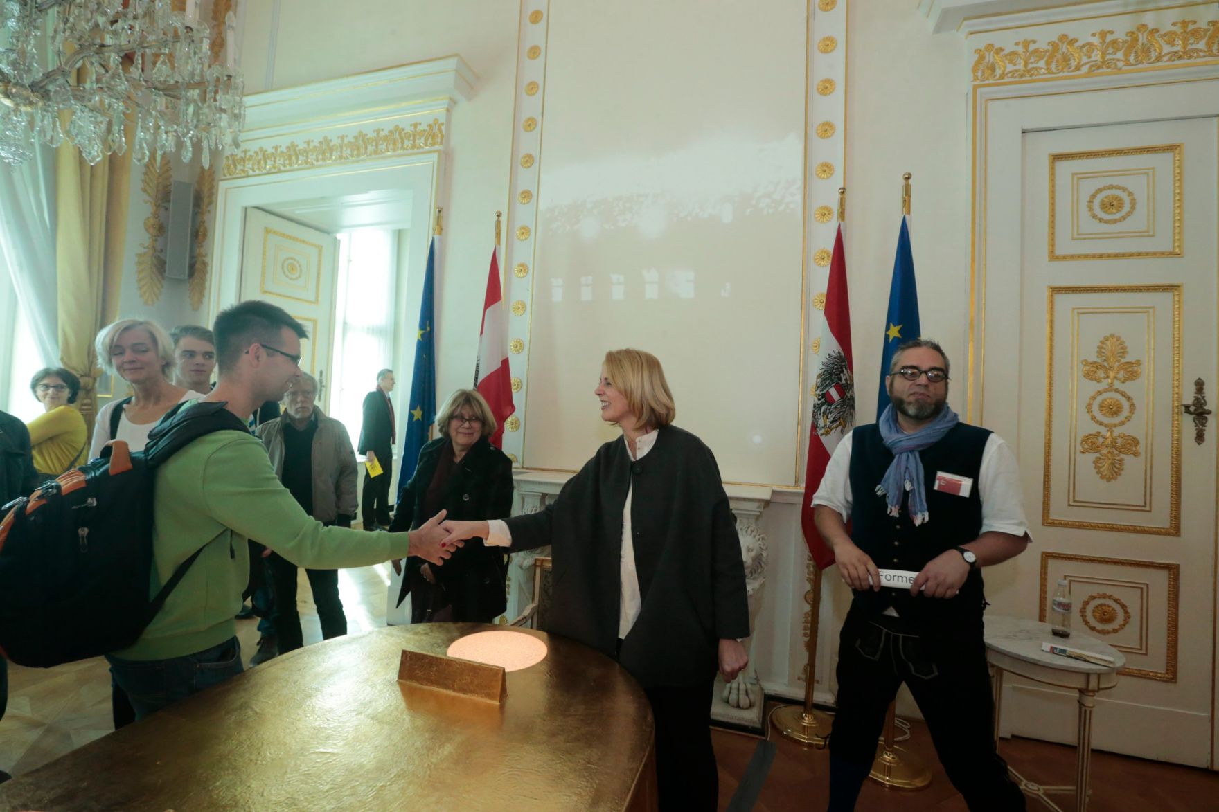 Am 26. Oktober 2015 empfing Staatssekret&auml;rin Sonja Ste&szlig;l im Rahmen des Nationalfeiertages Besucherinnen und Besucher im Bundeskanzleramt.