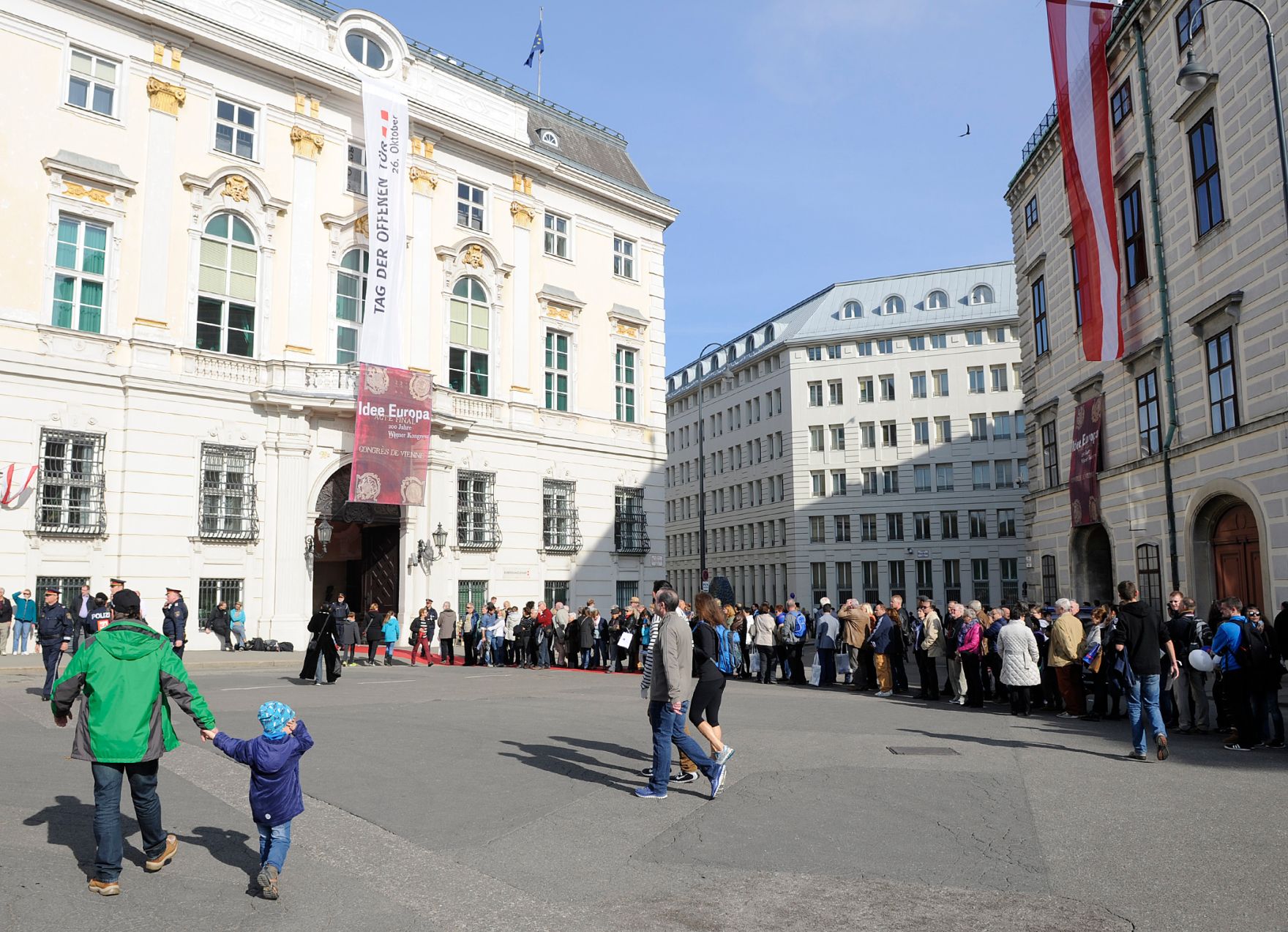 Am 26. Oktober 2015 empfing Staatssekret&auml;rin Sonja Ste&szlig;l im Rahmen des Nationalfeiertages Besucherinnen und Besucher im Bundeskanzleramt.
