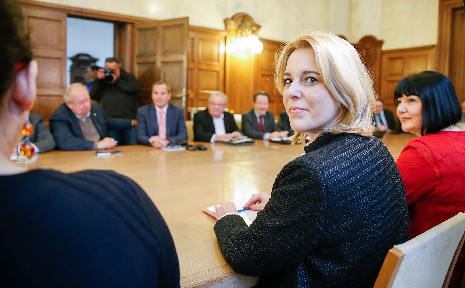 Am 30. Oktober 2015 fand der Auftakt der Gehaltsverhandlungen &Ouml;ffentlicher Dienst in der Hohenstaufengasse statt. Im Bild Staatssekret&auml;rin Sonja Ste&szlig;l.