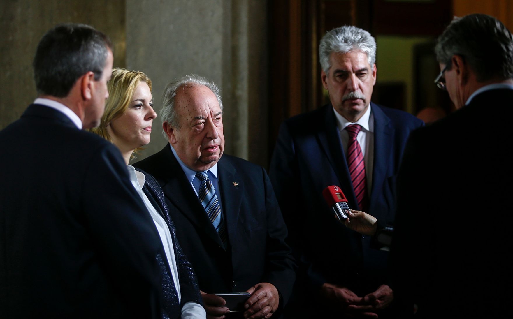 Am 11. November 2015 fand der Abschluss der Gehaltsverhandlungen &Ouml;ffentlicher Dienst statt. Im Bild Staatssekret&auml;rin Sonja Ste&szlig;l (m.l.) mit Finanzminister Hans-J&ouml;rg Schelling (r.), dem Vorsitzenden der Gewerkschaft &ouml;ffentlicher Dienst Fritz Neugebauer (m.r.) und dem Vorsitzenden der Gewerkschaft der Gemeindebediensteten Christian Meidlinger (l.).