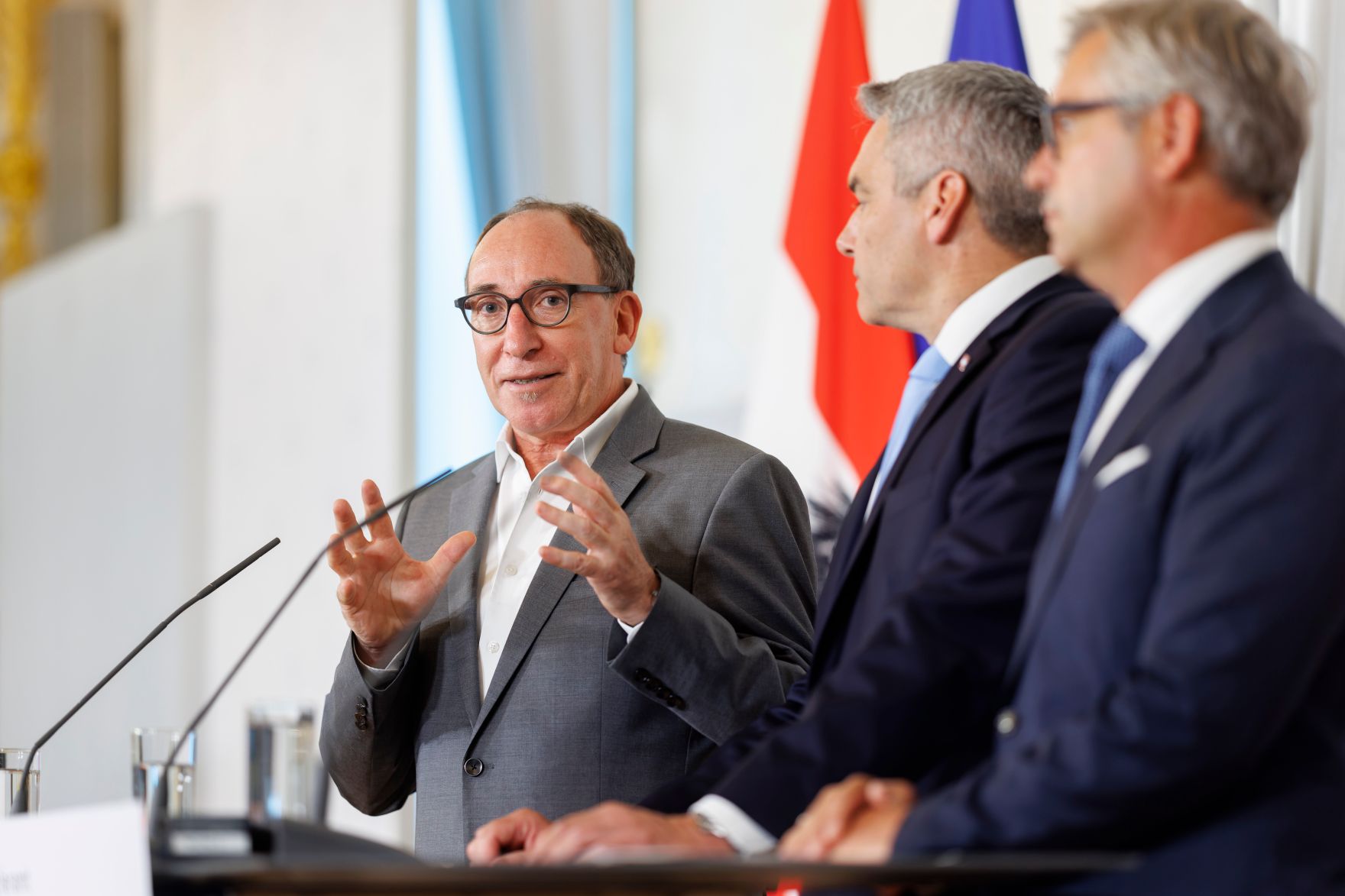 Am 15. September 2023 gab Bundeskanzler Karl Nehammer (m.) gemeinsam mit Bundesminister Magnus Brunner (r.) und Bundesminister Johannes Rauch (l.) eine Pressekonferenz zur Abschaffung der kalten Progression.