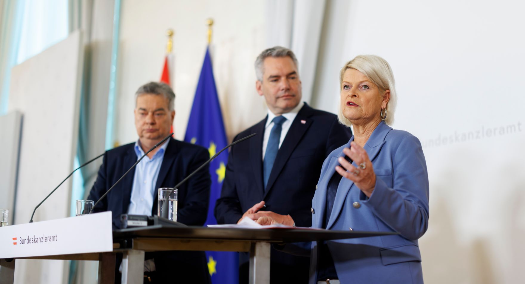 Am 15. November 2023 nahmen Bundeskanzler Karl Nehammer (m.), Vizekanzler Werner Kogler (l.) und Bundesministerin Klaudia Tanner (r.) am Pressefoyer nach dem Ministerrat teil.