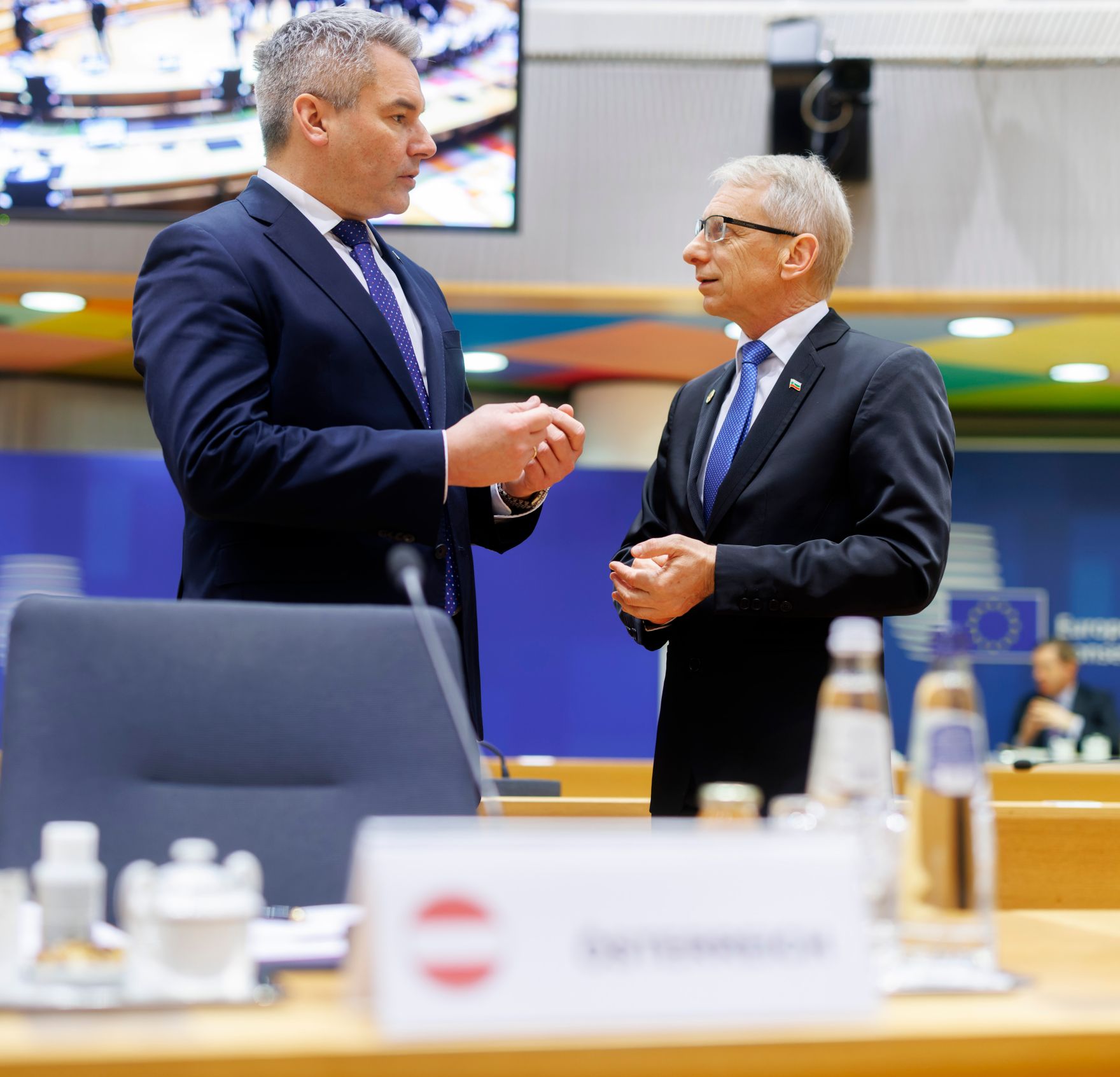 Am 1. Februar 2024 nahm Bundeskanzler Karl Nehammer (l.) in Br&uuml;ssel an der au&szlig;erordentlichen Tagung des Europ&auml;ischen Rates der EU-Staats- und Regierungschefs teil.