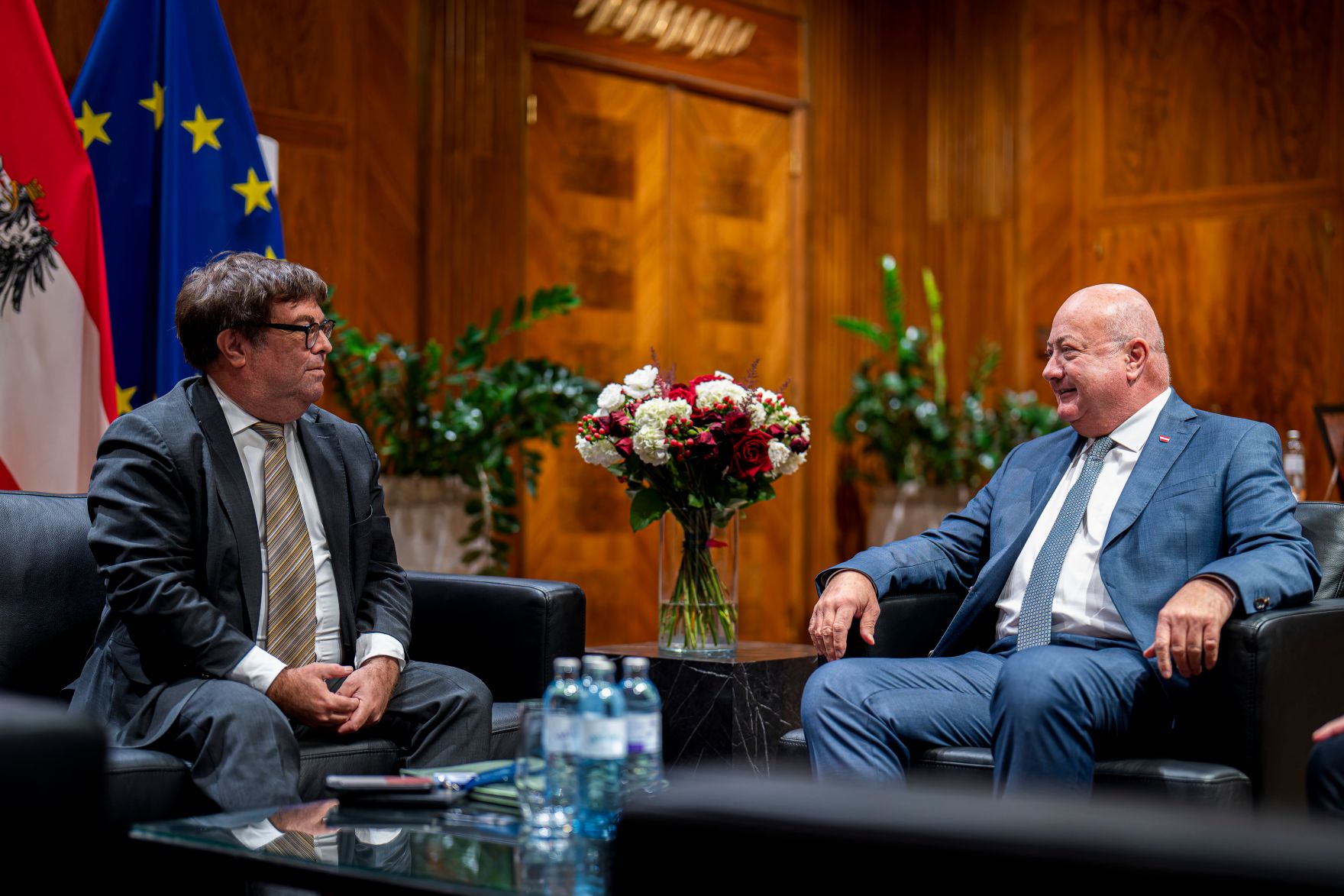 Am 27. Oktober 2025 empfing Bundeskanzler Christian Stocker (r.) den Pr&auml;sidenten des Bundesverwaltungsgericht Christian Filzwieser (l.) zu einem Arbeitsgespr&auml;ch.