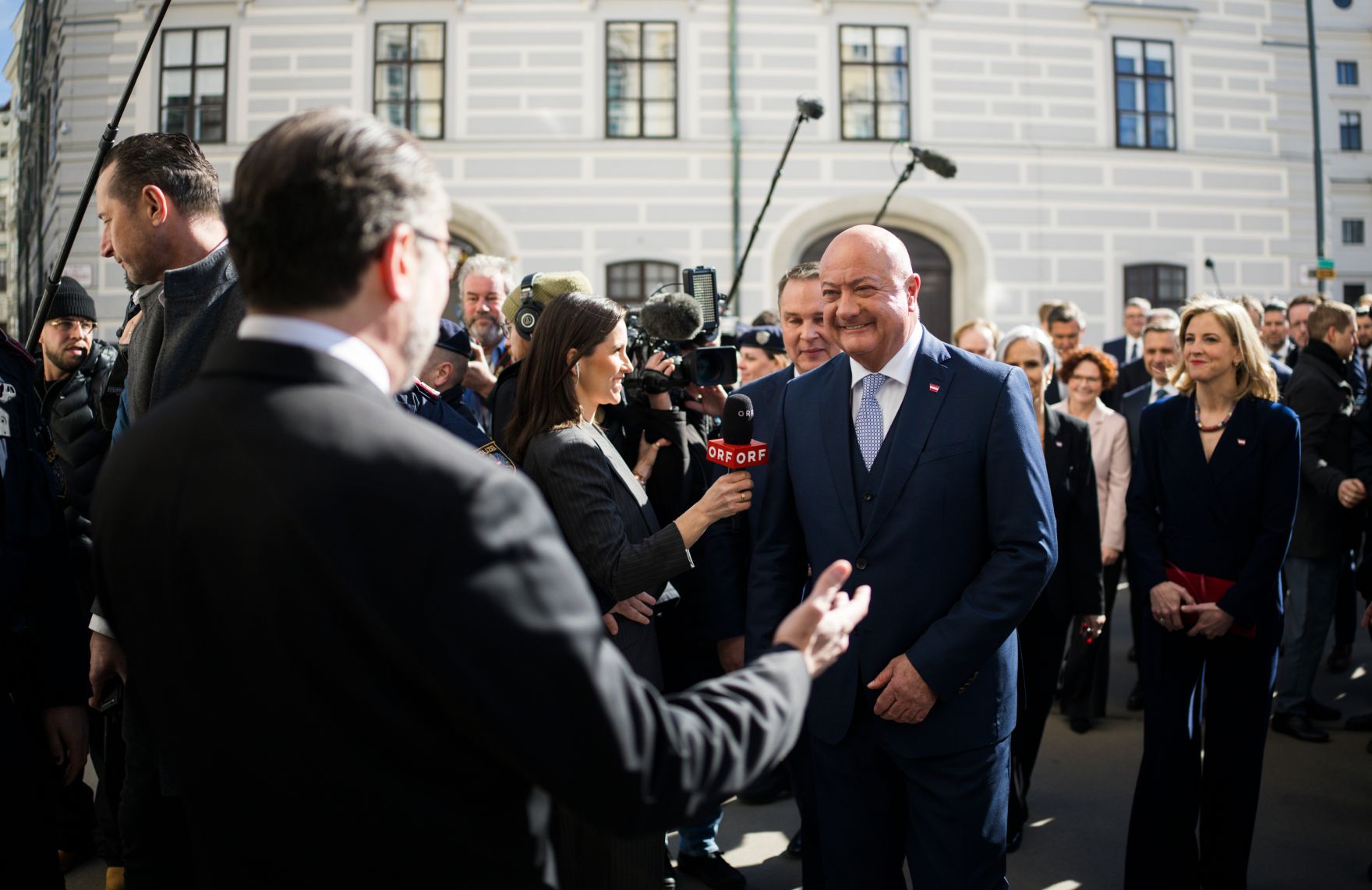 Am 3. M&auml;rz 2025 fand die Amts&uuml;bergabe von Alexander Schallenberg (l.) an Christian Stocker (m.) statt. Im Bild mit Vizekanzler Andreas Babler (m.l.) und Bundesministerin Beate Meinl-Reisinger (m.r.).