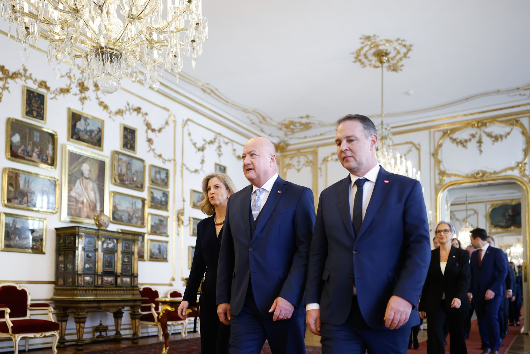 Am 3. M&auml;rz 2025 wurde die neue Bundesregierung von Bundespr&auml;sident Alexander Van der Bellen in der Pr&auml;sidentschaftskanzlei angelobt. Im Bild Christian Stocker (m.), Andreas Babler (r.) und Beate Meinl-Reisinger (m.l.) auf dem Weg in die Hofburg.