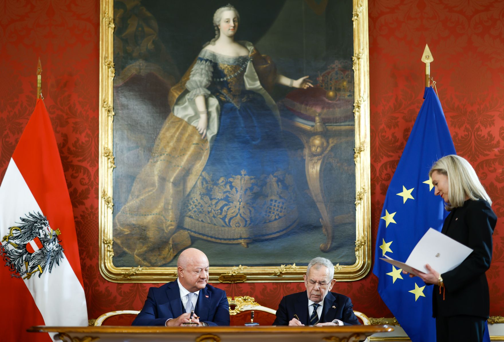 Am 3. M&auml;rz 2025 wurde die neue Bundesregierung von Bundespr&auml;sident Alexander Van der Bellen (r.) in der Pr&auml;sidentschaftskanzlei angelobt. Im Bild Bundeskanzler Bundeskanzler Christian Stocker (l.).