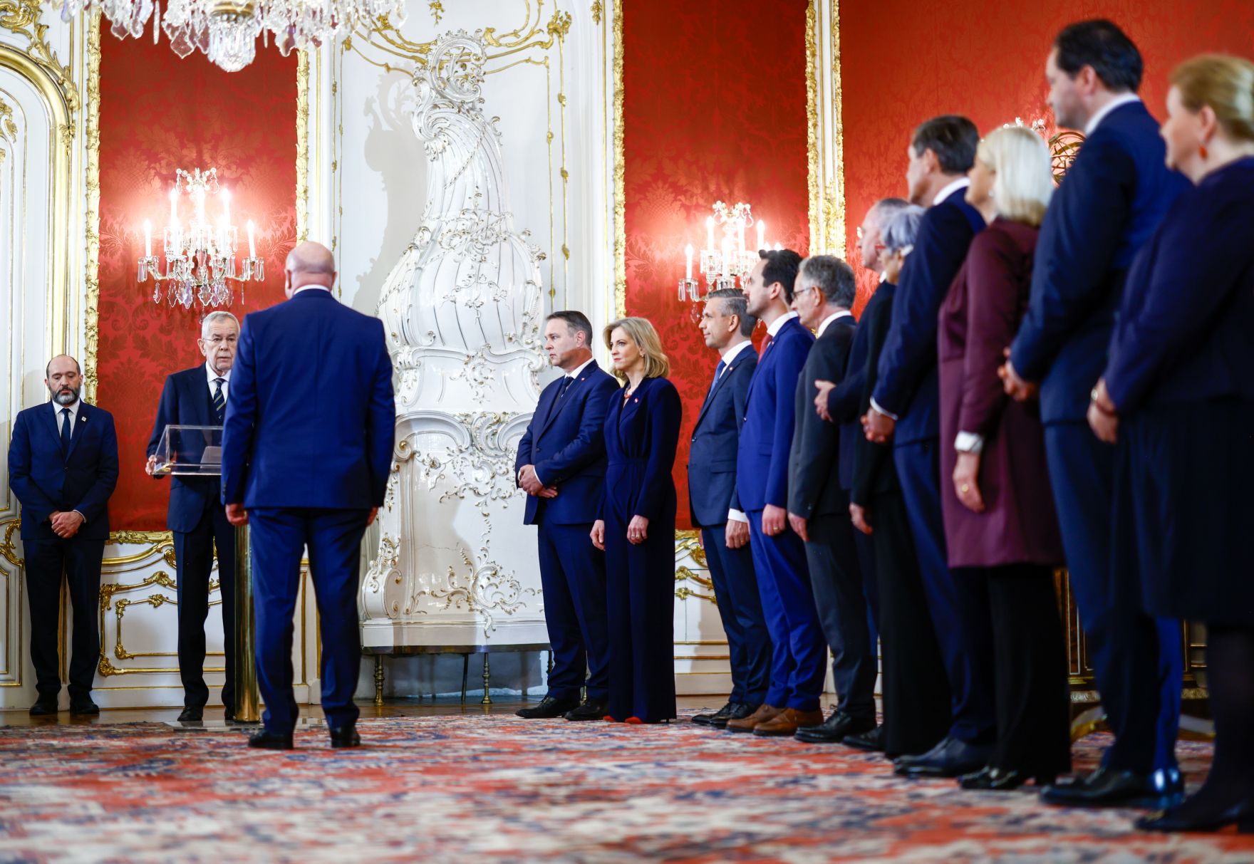 Am 3. M&auml;rz 2025 wurde die neue Bundesregierung von Bundespr&auml;sident Alexander Van der Bellen (2.v.l.) in der Pr&auml;sidentschaftskanzlei angelobt. Im Bild (v.l.n.r.) Bundeskanzler Christian Stocker, Vizekanzler Andreas Babler, Bundesministerin Beate Meinl-Reisinger, Bundesminister Wolfgang Hattmannsdorfer, Bundesminister Christoph Wiederkehr, Bundesminister Markus Marterbauer, Bundesminister Gerhard Karner, Bundesminister Peter Hanke, Bundesministerin Klaudia Tanner, Bundesminister Norbert Totschnig und Bundesministerin Korinna Schumann.