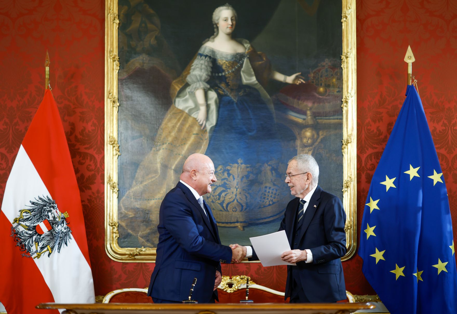 Am 3. M&auml;rz 2025 wurde die neue Bundesregierung von Bundespr&auml;sident Alexander Van der Bellen (r.) in der Pr&auml;sidentschaftskanzlei angelobt. Im Bild Bundeskanzler Christian Stocker (l.).