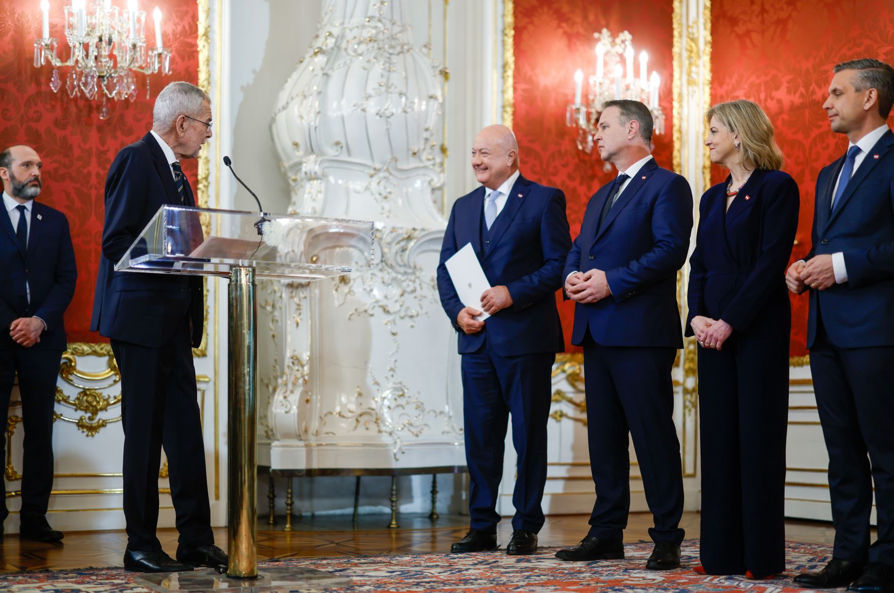 Am 3. M&auml;rz 2025 wurde die neue Bundesregierung von Bundespr&auml;sident Alexander Van der Bellen (2.v.l.) in der Pr&auml;sidentschaftskanzlei angelobt. Im Bild (v.l.n.r.) Bundeskanzler Christian Stocker, Vizekanzler Andreas Babler, Bundesministerin Beate Meinl-Reisinger und Bundesminister Wolfgang Hattmannsdorfer.