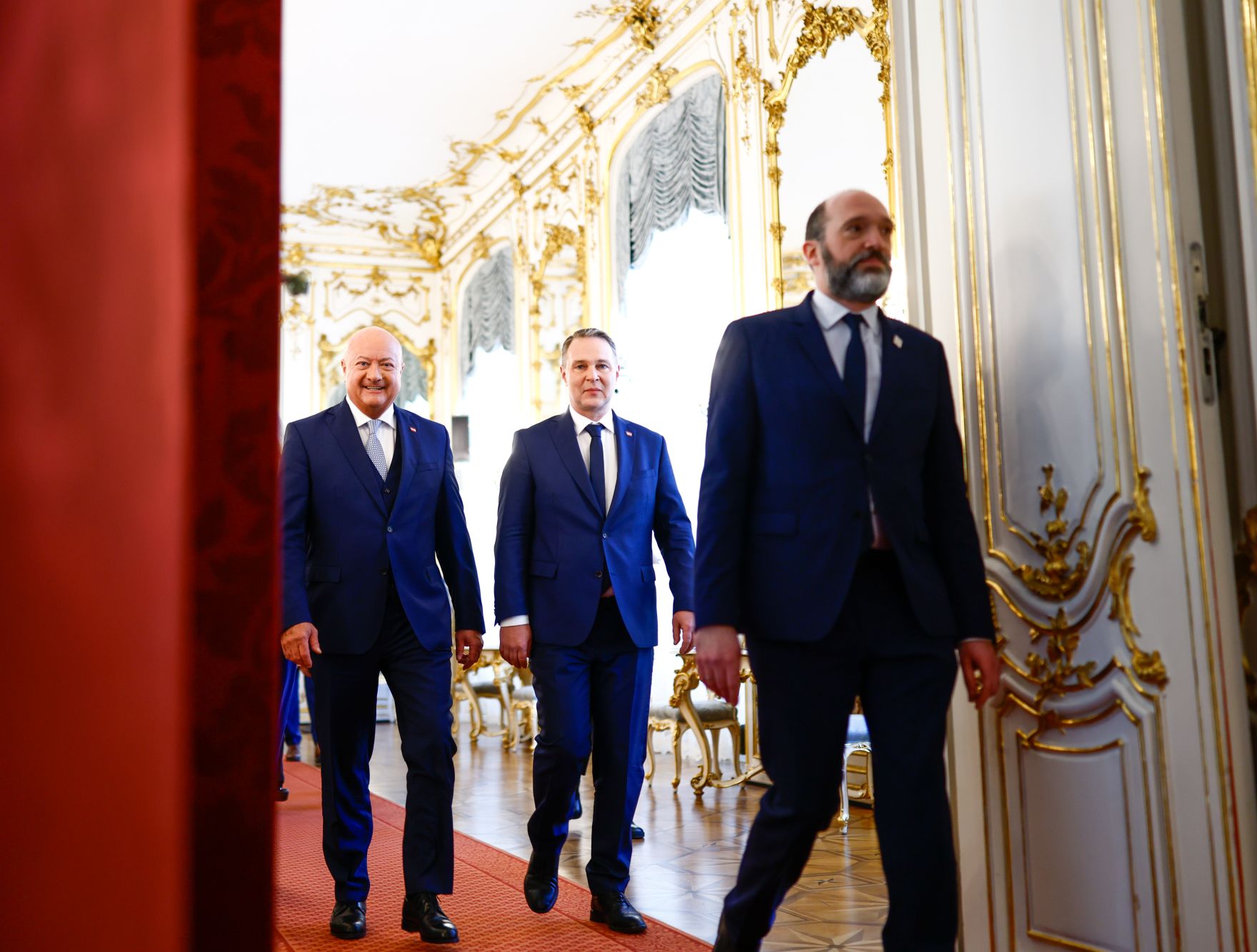 Am 3. M&auml;rz 2025 wurde die neue Bundesregierung von Bundespr&auml;sident Alexander Van der Bellen in der Pr&auml;sidentschaftskanzlei angelobt. Im Bild Bundeskanzler Bundeskanzler Christian Stocker (l.) und Vizekanzler Andreas Babler (m.).