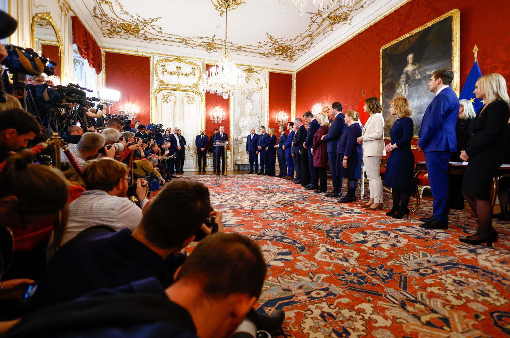 Am 3. M&auml;rz 2025 wurde die neue Bundesregierung von Bundespr&auml;sident Alexander Van der Bellen (2.v.l.) in der Pr&auml;sidentschaftskanzlei angelobt. Im Bild (v.l.n.r.) Bundeskanzler Christian Stocker, Vizekanzler Andreas Babler, Bundesministerin Beate Meinl-Reisinger, Bundesminister Wolfgang Hattmannsdorfer, Bundesminister Christoph Wiederkehr, Bundesminister Markus Marterbauer, Bundesminister Gerhard Karner, Bundesminister Peter Hanke, Bundesministerin Klaudia Tanner, Bundesminister Norbert Totschnig, Bundesministerin Korinna Schumann, Bundesministerin Claudia Plakolm, Bundesministerin Eva-Maria Holzleitner, Staatssekret&auml;r Alexander Pr&ouml;ll und Staatssekret&auml;rin Michaela Schmidt.