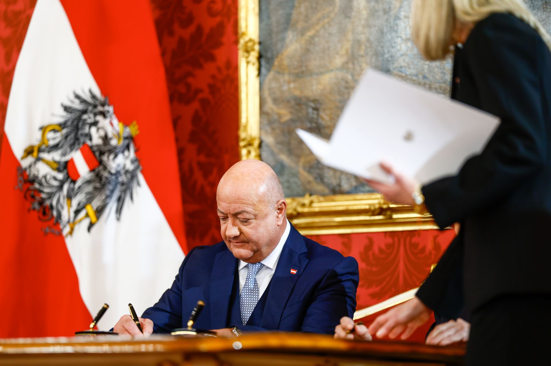 Am 3. M&auml;rz 2025 wurde die neue Bundesregierung von Bundespr&auml;sident Alexander Van der Bellen in der Pr&auml;sidentschaftskanzlei angelobt. Im Bild Bundeskanzler Christian Stocker.