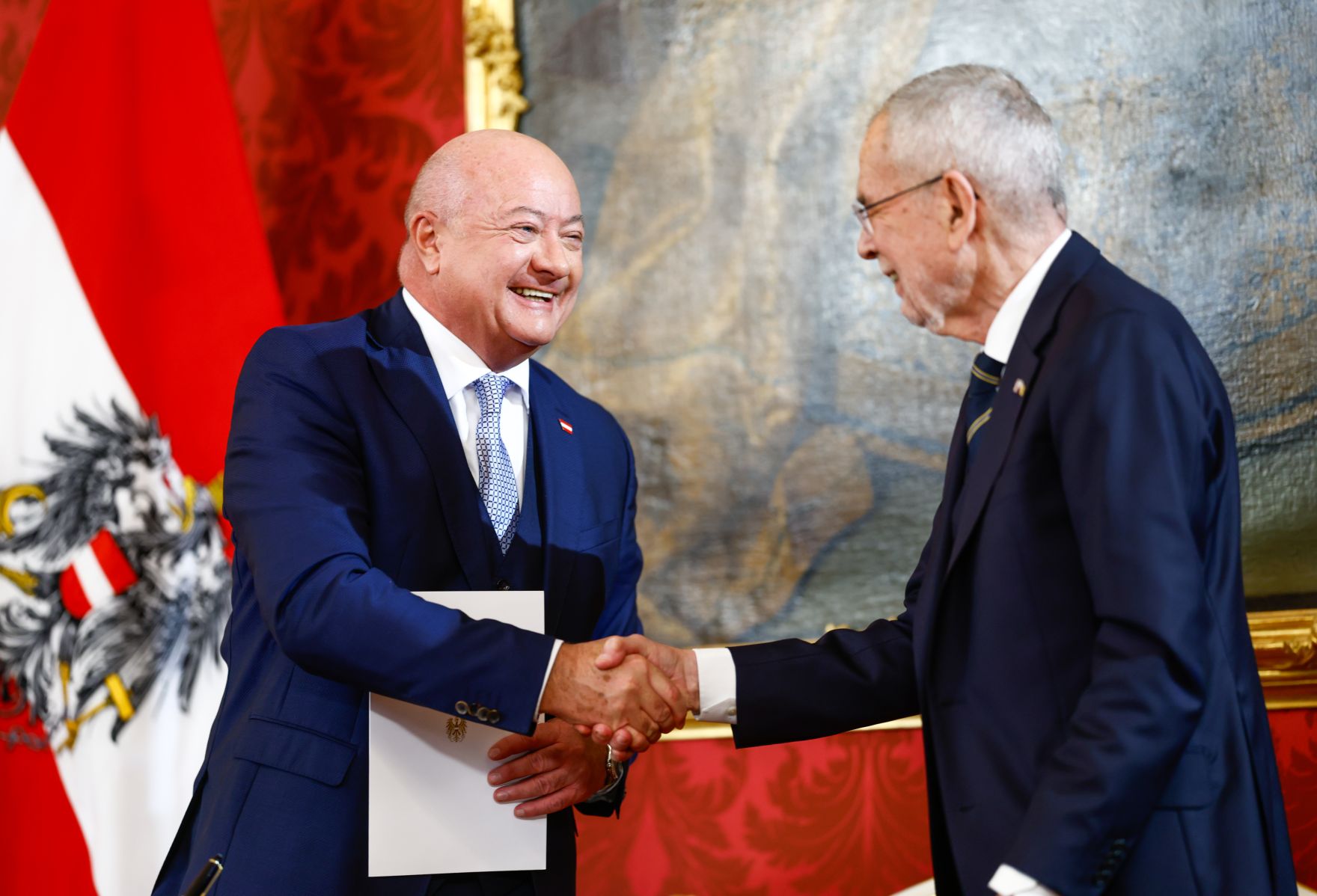 Am 3. M&auml;rz 2025 wurde die neue Bundesregierung von Bundespr&auml;sident Alexander Van der Bellen (r.) in der Pr&auml;sidentschaftskanzlei angelobt. Im Bild Bundeskanzler Christian Stocker (l.).