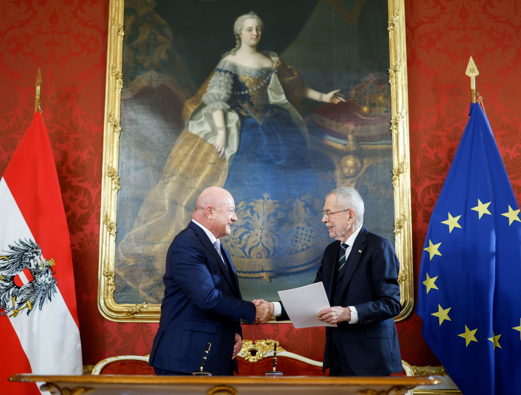 Am 3. M&auml;rz 2025 wurde die neue Bundesregierung von Bundespr&auml;sident Alexander Van der Bellen (r.) in der Pr&auml;sidentschaftskanzlei angelobt. Im Bild Bundeskanzler Christian Stocker (l.).
