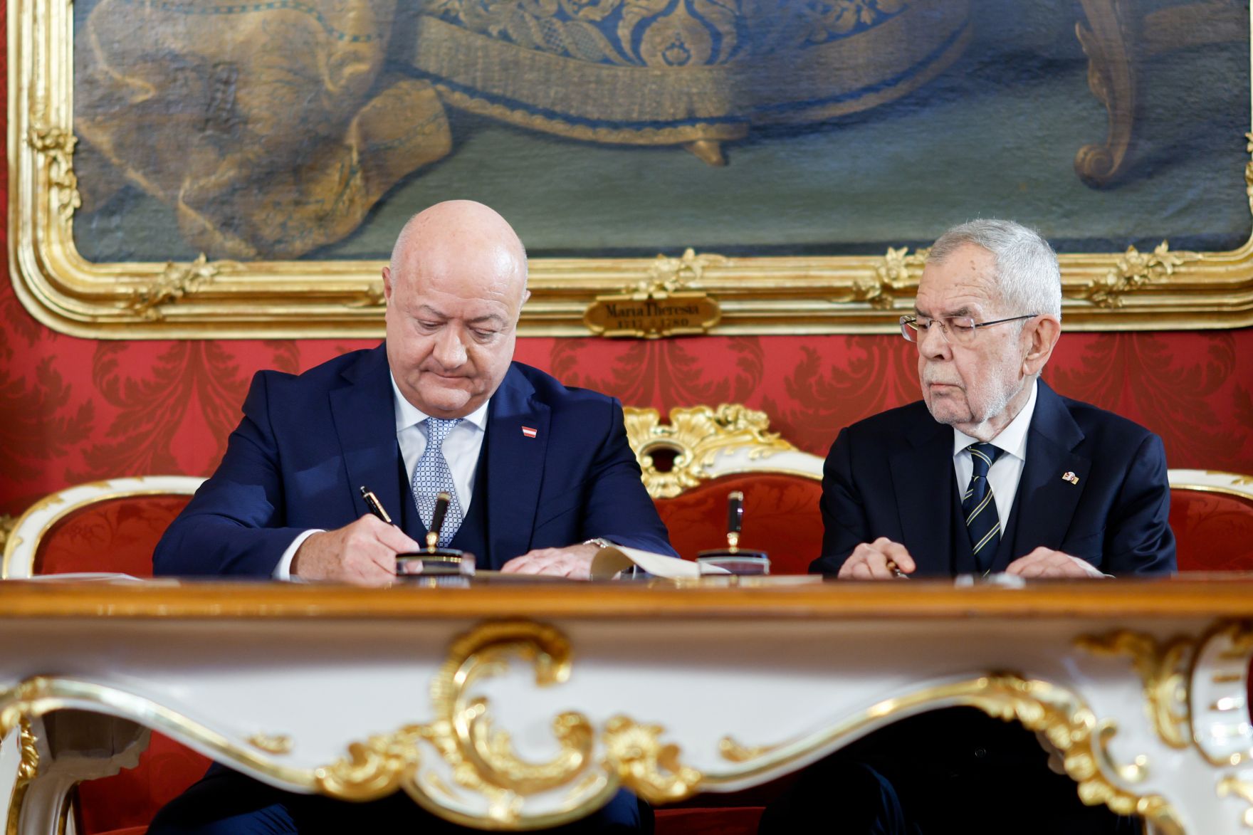 Am 3. M&auml;rz 2025 wurde die neue Bundesregierung von Bundespr&auml;sident Alexander Van der Bellen (r.) in der Pr&auml;sidentschaftskanzlei angelobt. Im Bild Bundeskanzler Christian Stocker (l.).
