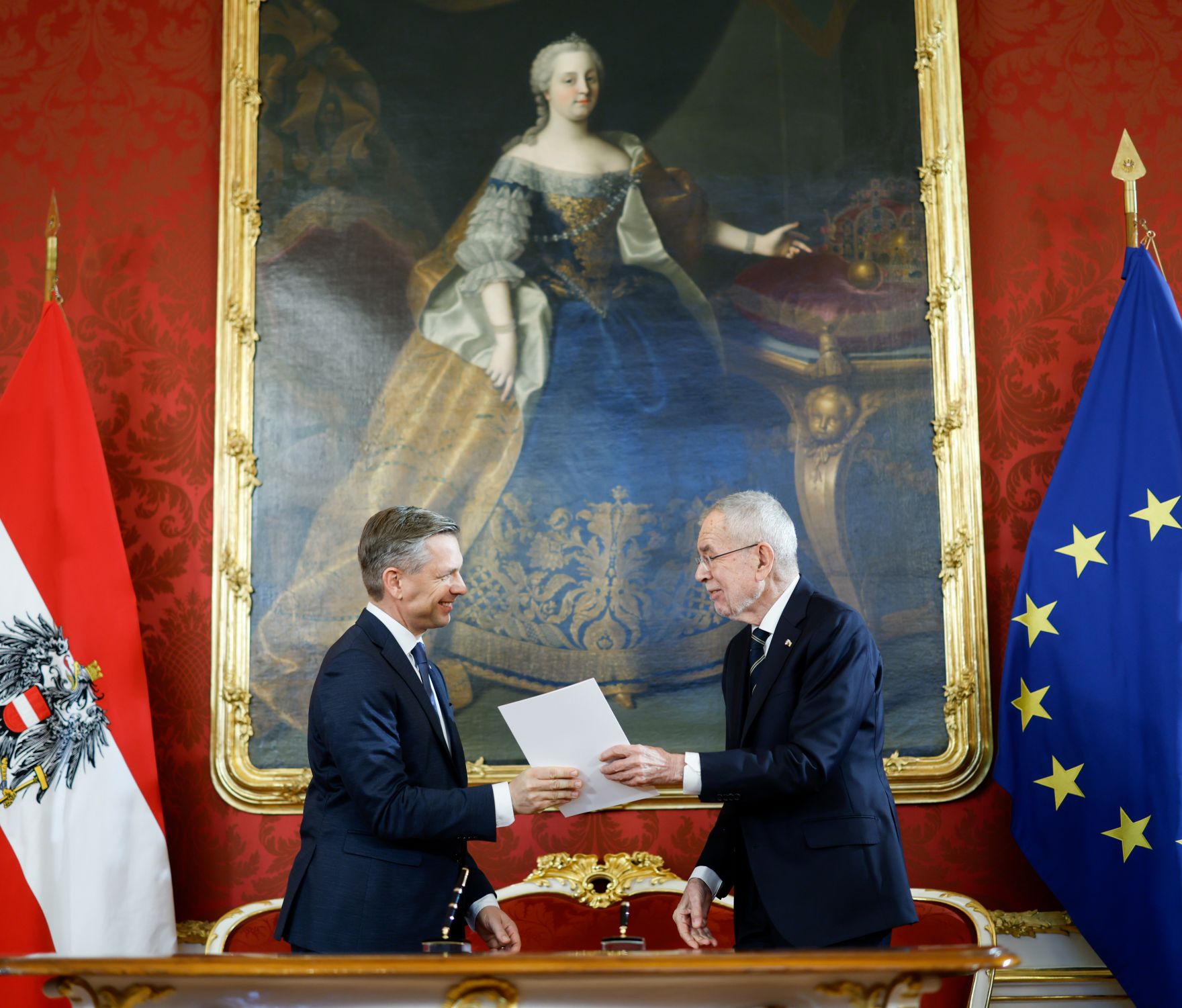 Am 3. M&auml;rz 2025 wurde die neue Bundesregierung von Bundespr&auml;sident Alexander Van der Bellen (r.) in der Pr&auml;sidentschaftskanzlei angelobt. Im Bild Bundesminister Wolfgang Hattmannsdorfer (l.).