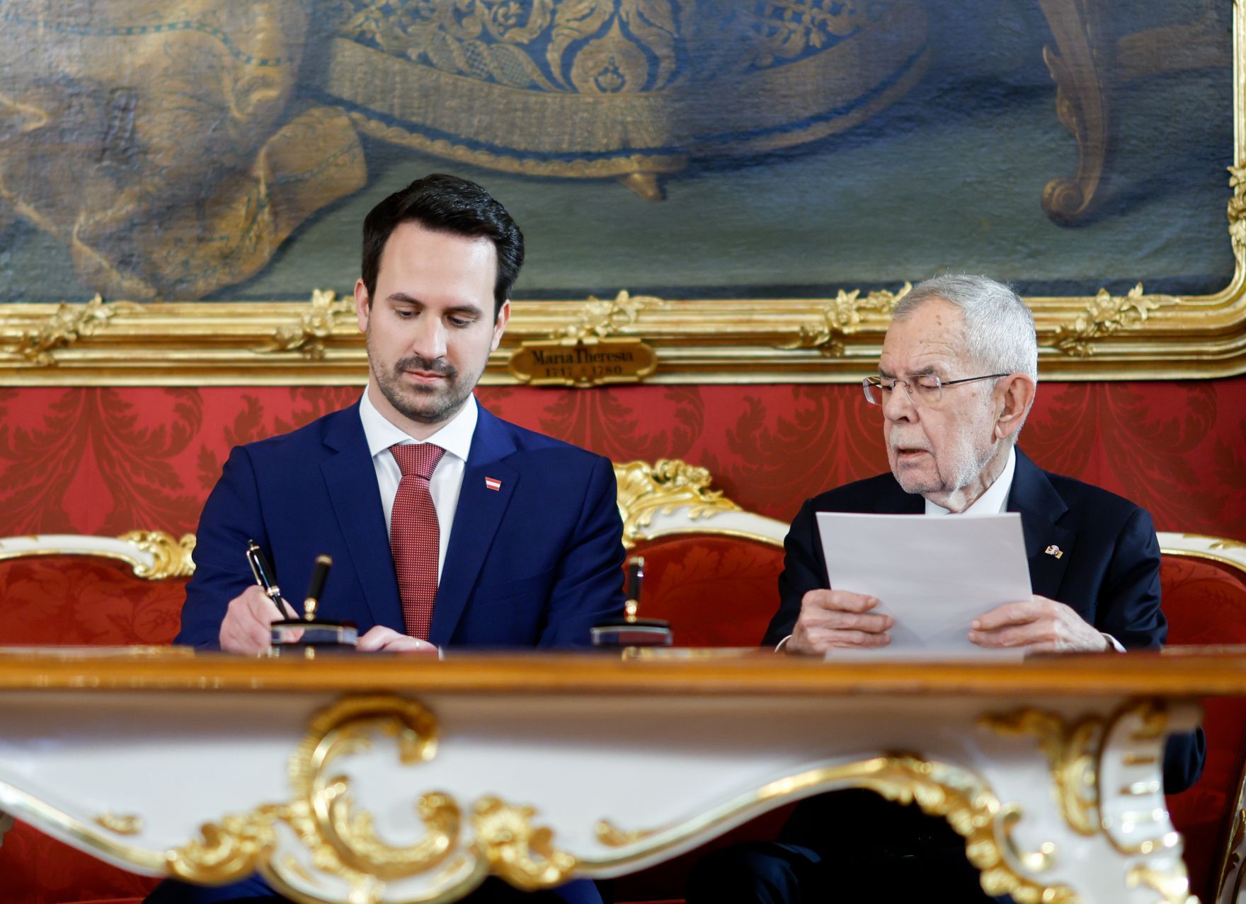 Am 3. M&auml;rz 2025 wurde die neue Bundesregierung von Bundespr&auml;sident Alexander Van der Bellen (r.) in der Pr&auml;sidentschaftskanzlei angelobt. Im Bild Bundesminister Bundesminister Christoph Wiederkehr (l.).