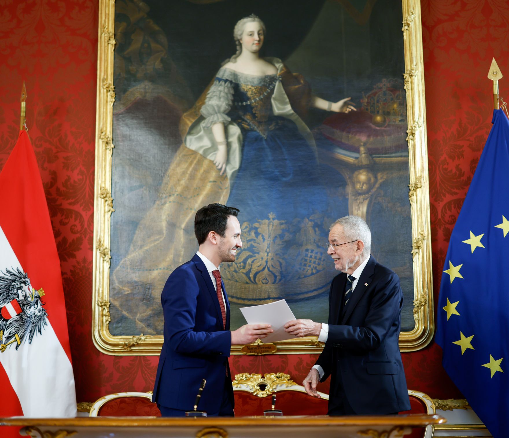 Am 3. M&auml;rz 2025 wurde die neue Bundesregierung von Bundespr&auml;sident Alexander Van der Bellen (r.) in der Pr&auml;sidentschaftskanzlei angelobt. Im Bild Bundesminister Bundesminister Christoph Wiederkehr (l.).