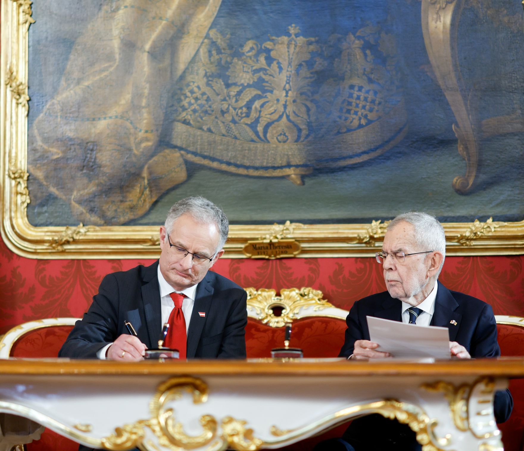Am 3. M&auml;rz 2025 wurde die neue Bundesregierung von Bundespr&auml;sident Alexander Van der Bellen (r.) in der Pr&auml;sidentschaftskanzlei angelobt. Im Bild Bundesminister Bundesminister Markus Marterbauer (l.).