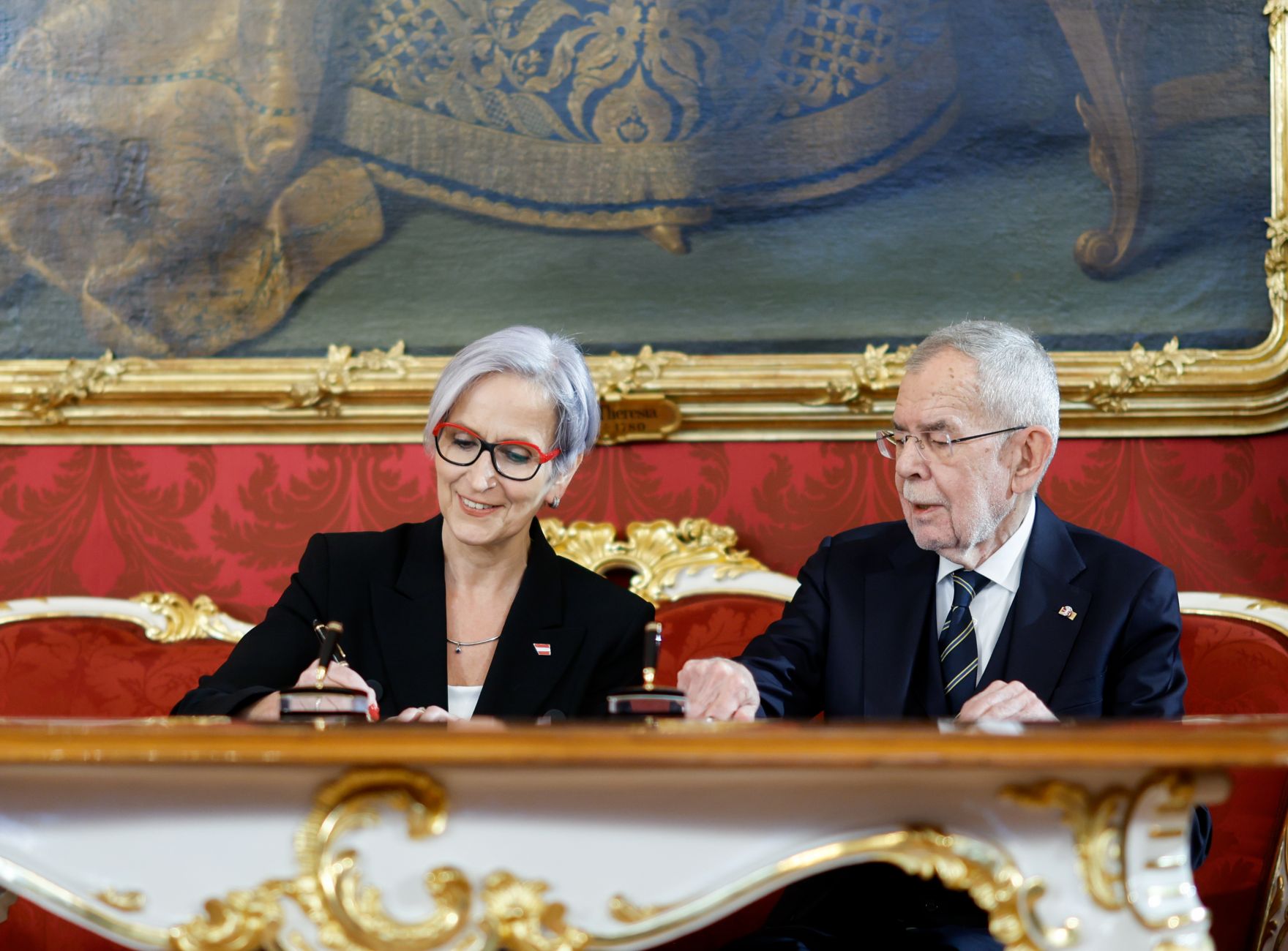 Am 3. M&auml;rz 2025 wurde die neue Bundesregierung von Bundespr&auml;sident Alexander Van der Bellen (r.) in der Pr&auml;sidentschaftskanzlei angelobt. Im Bild Bundesministerin Anna Sporrer (l.).