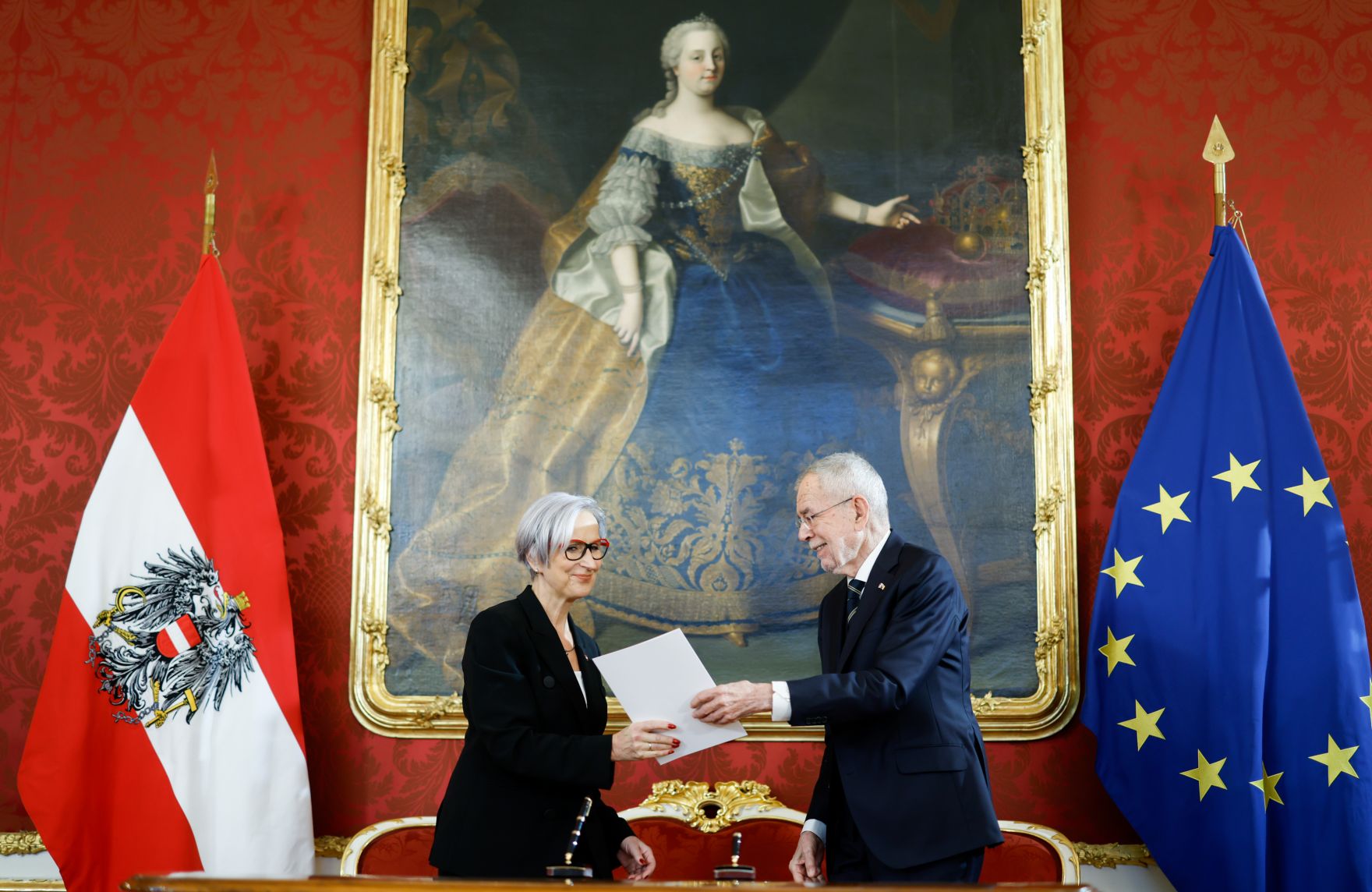Am 3. M&auml;rz 2025 wurde die neue Bundesregierung von Bundespr&auml;sident Alexander Van der Bellen (r.) in der Pr&auml;sidentschaftskanzlei angelobt. Im Bild Bundesministerin Anna Sporrer (l.).