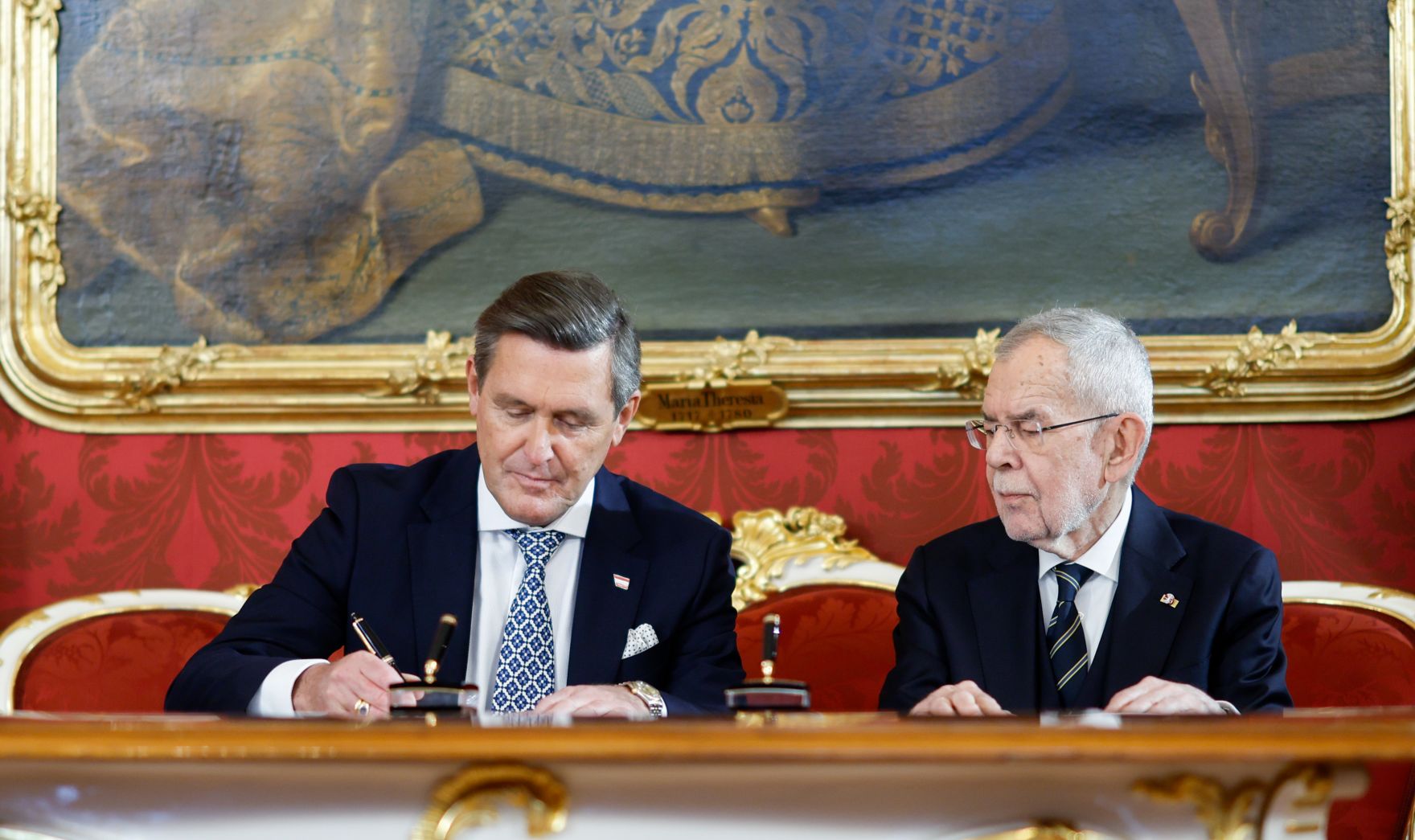 Am 3. M&auml;rz 2025 wurde die neue Bundesregierung von Bundespr&auml;sident Alexander Van der Bellen (r.) in der Pr&auml;sidentschaftskanzlei angelobt. Im Bild Bundesminister Peter Hanke (l.).