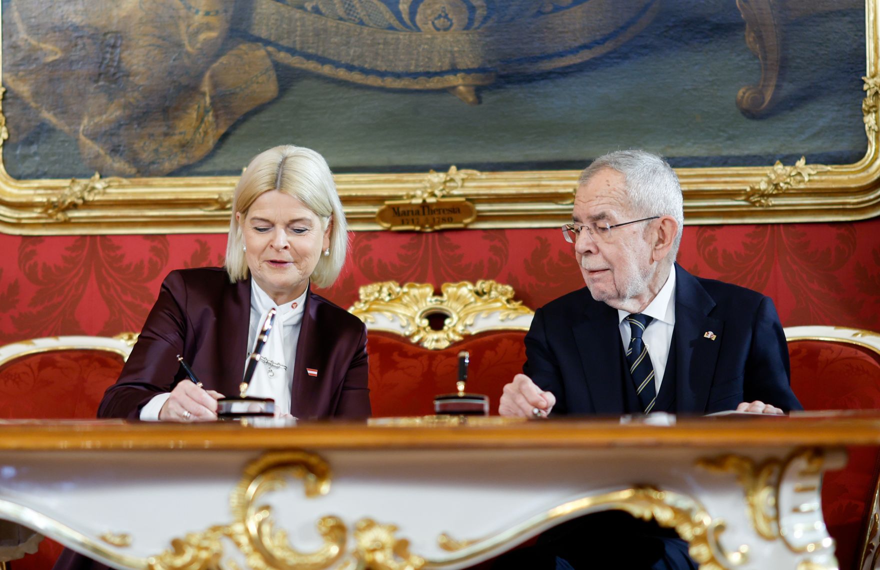 Am 3. M&auml;rz 2025 wurde die neue Bundesregierung von Bundespr&auml;sident Alexander Van der Bellen (r.) in der Pr&auml;sidentschaftskanzlei angelobt. Im Bild Bundesministerin Klaudia Tanner (l.).