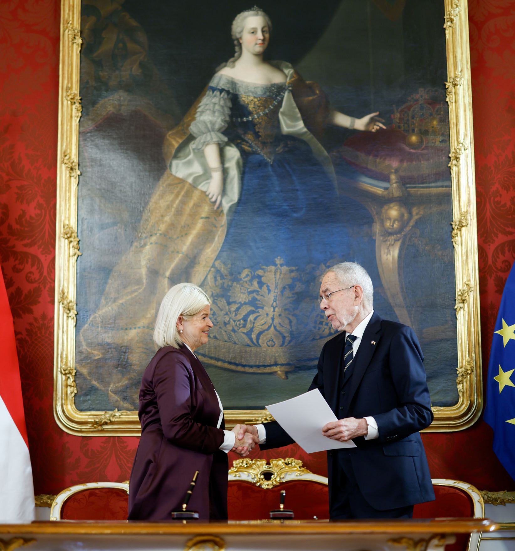 Am 3. M&auml;rz 2025 wurde die neue Bundesregierung von Bundespr&auml;sident Alexander Van der Bellen (r.) in der Pr&auml;sidentschaftskanzlei angelobt. Im Bild Bundesministerin Klaudia Tanner (l.).