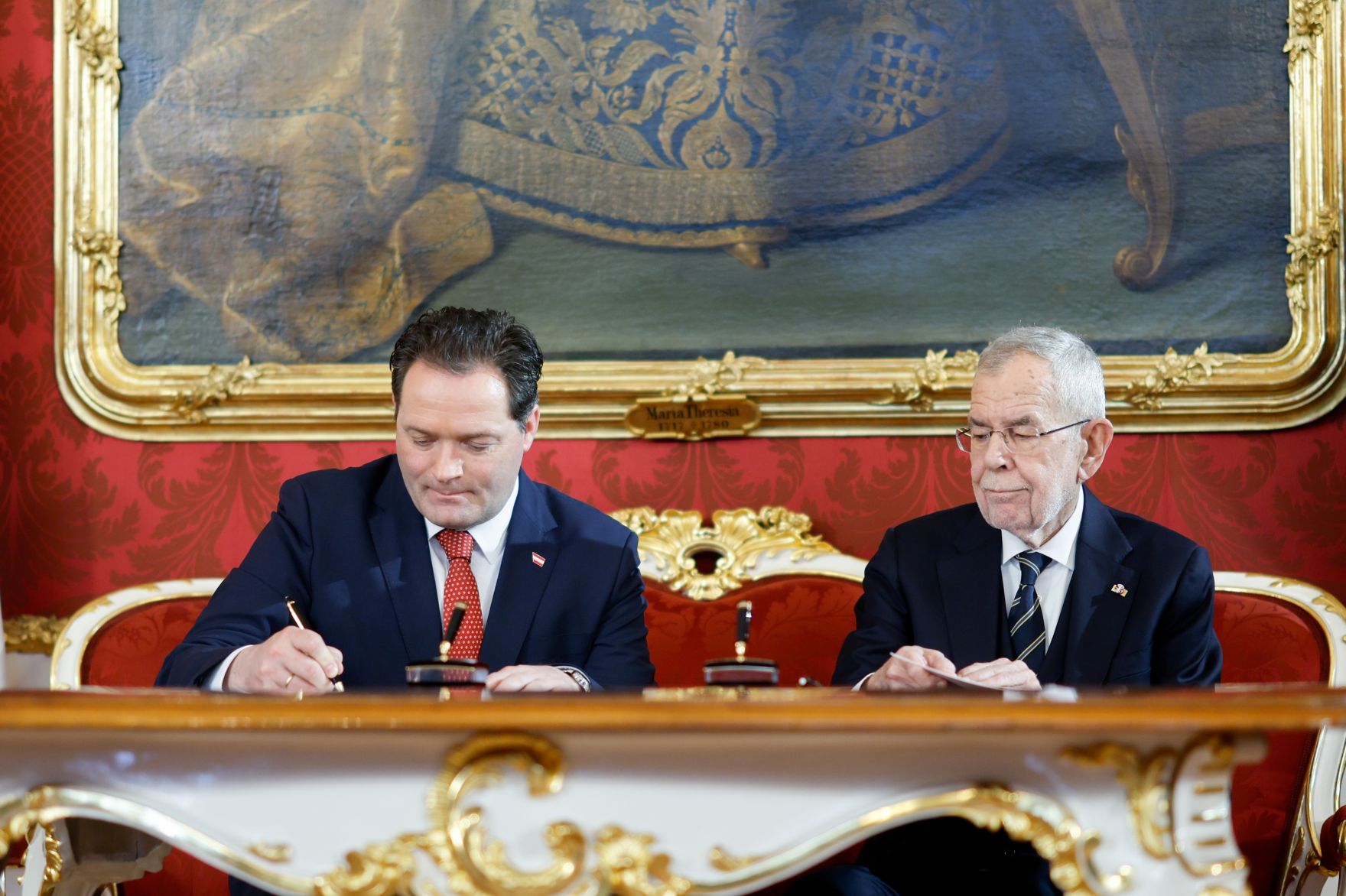 Am 3. M&auml;rz 2025 wurde die neue Bundesregierung von Bundespr&auml;sident Alexander Van der Bellen (r.) in der Pr&auml;sidentschaftskanzlei angelobt. Im Bild Bundesminister Norbert Totschnig (l.).