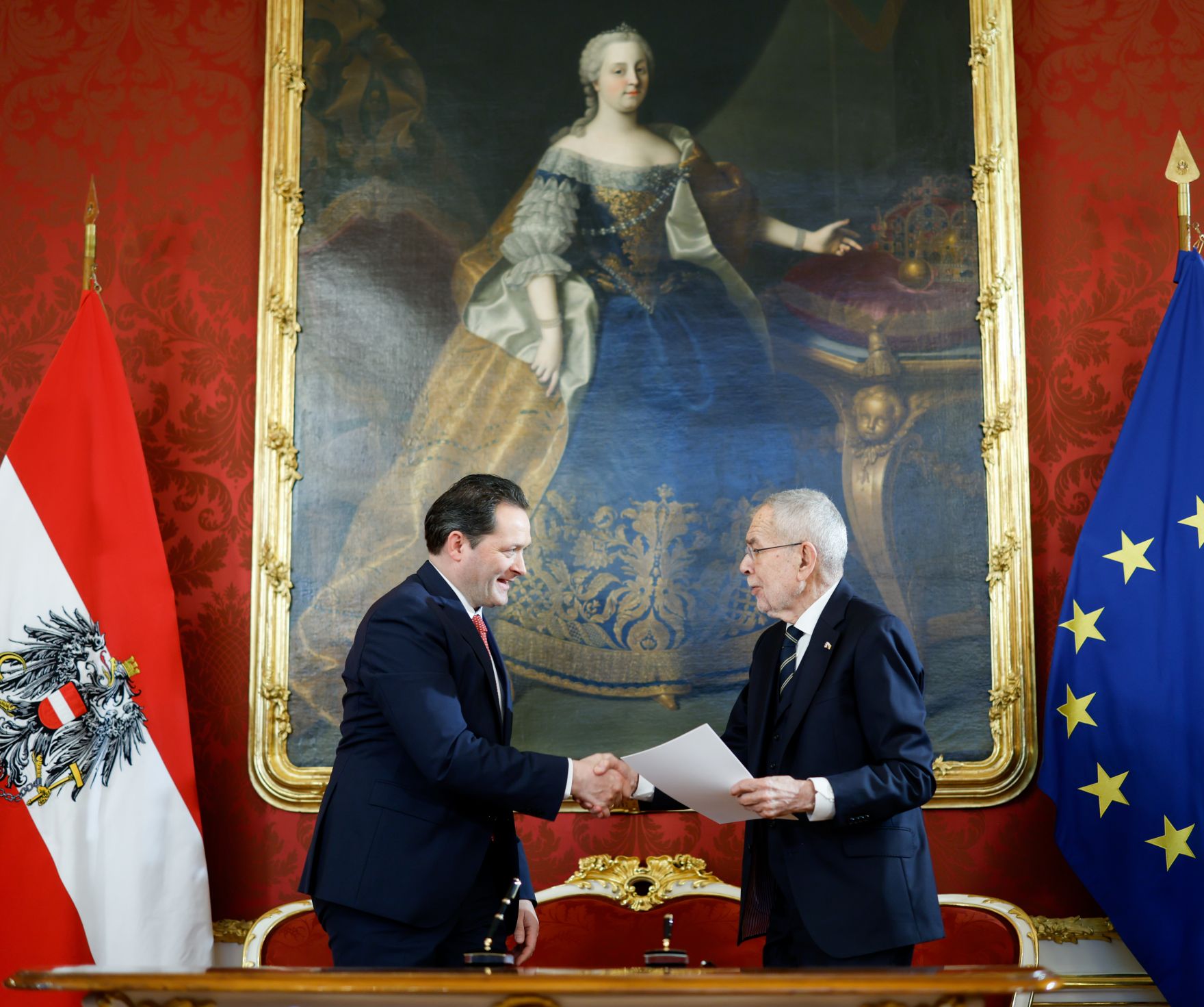 Am 3. M&auml;rz 2025 wurde die neue Bundesregierung von Bundespr&auml;sident Alexander Van der Bellen (r.) in der Pr&auml;sidentschaftskanzlei angelobt. Im Bild Bundesminister Norbert Totschnig (l.).