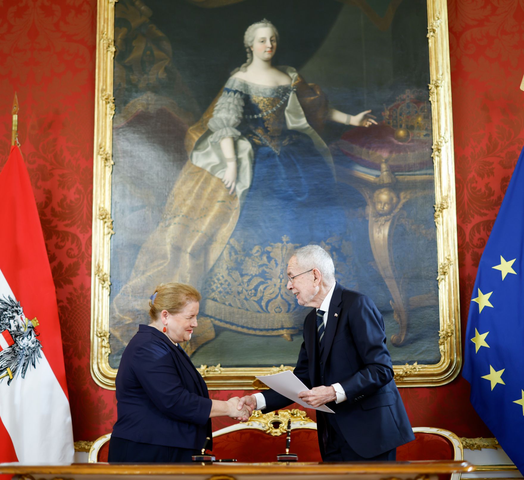 Am 3. M&auml;rz 2025 wurde die neue Bundesregierung von Bundespr&auml;sident Alexander Van der Bellen (r.) in der Pr&auml;sidentschaftskanzlei angelobt. Im Bild Bundesministerin Korinna Schumann (l.).