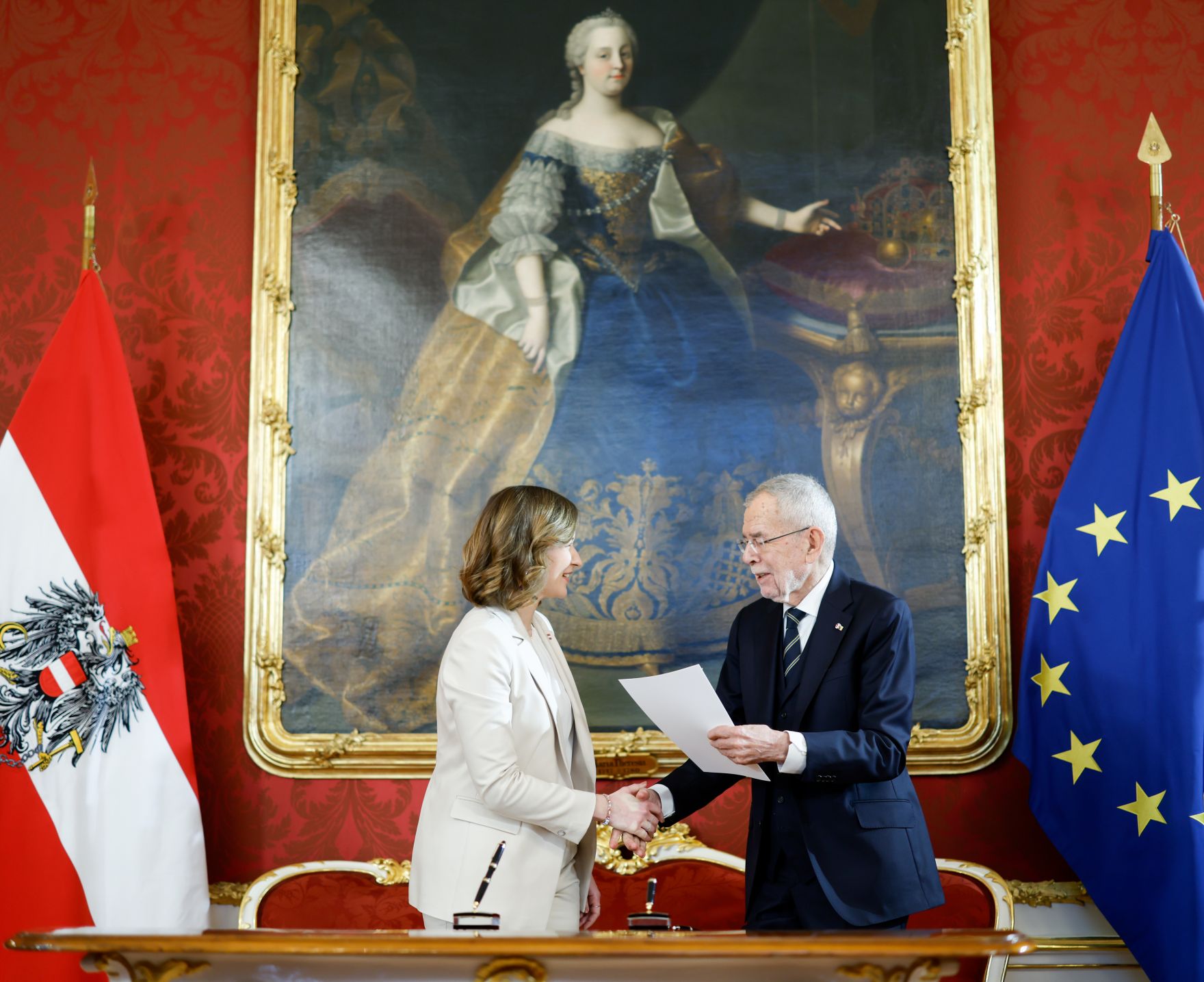 Am 3. M&auml;rz 2025 wurde die neue Bundesregierung von Bundespr&auml;sident Alexander Van der Bellen (r.) in der Pr&auml;sidentschaftskanzlei angelobt. Im Bild Bundesministerin Claudia Plakolm (l.).