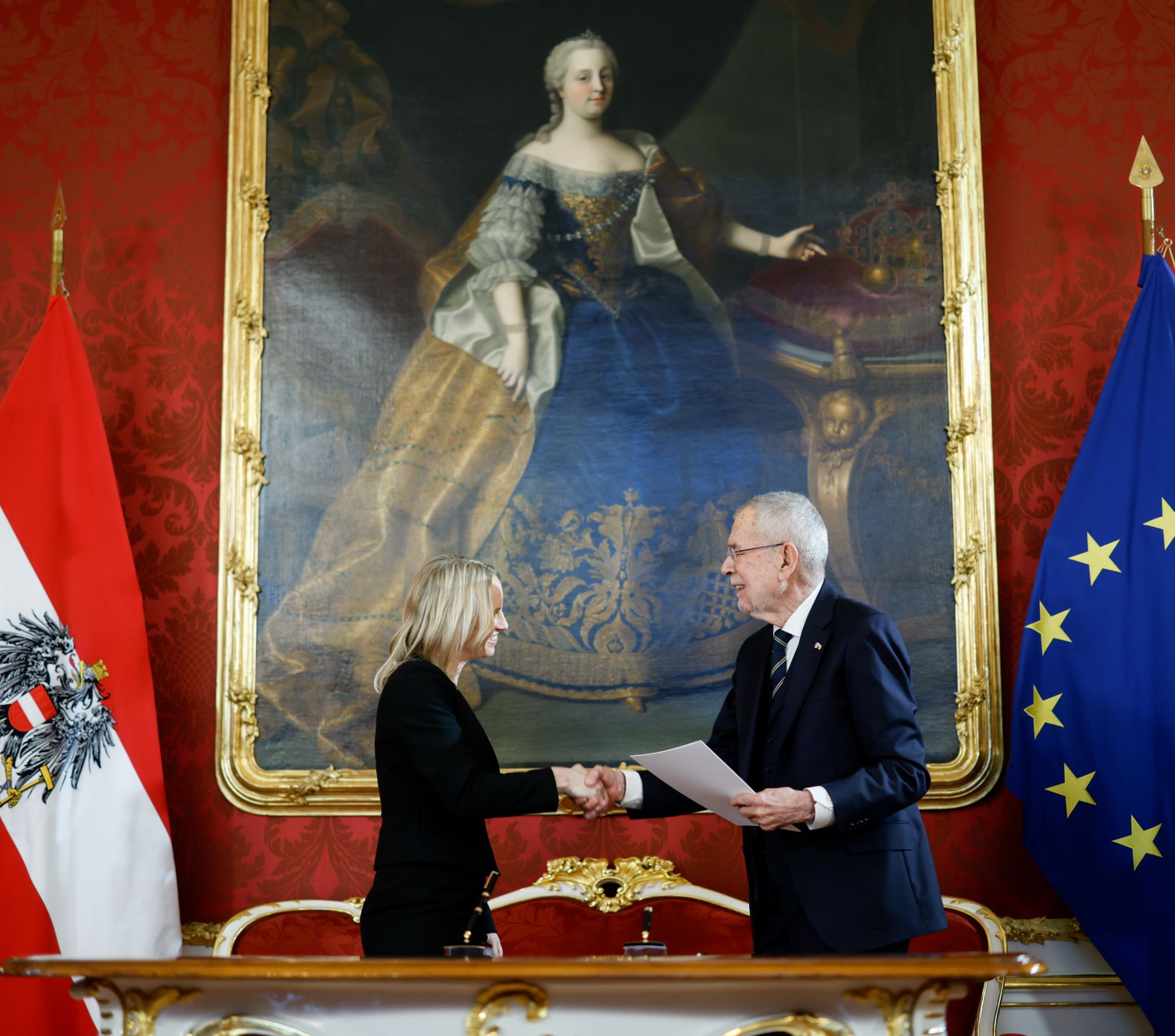 Am 3. M&auml;rz 2025 wurde die neue Bundesregierung von Bundespr&auml;sident Alexander Van der Bellen (r.) in der Pr&auml;sidentschaftskanzlei angelobt. Im Bild Staatssekret&auml;rin Michaela Schmidt (l.).