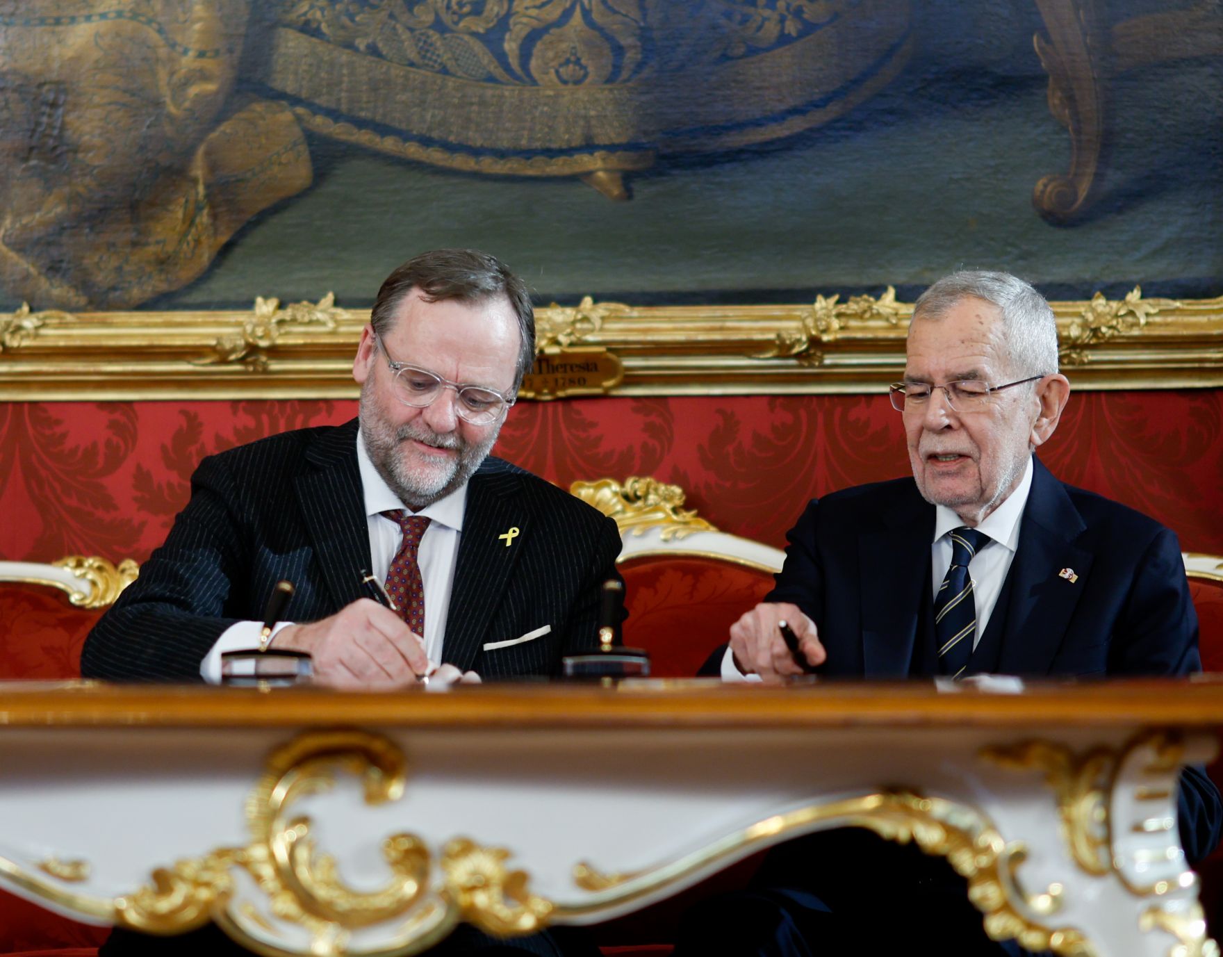 Am 3. M&auml;rz 2025 wurde die neue Bundesregierung von Bundespr&auml;sident Alexander Van der Bellen (r.) in der Pr&auml;sidentschaftskanzlei angelobt. Im Bild Staatssekret&auml;r Josef Schellhorn (l.).