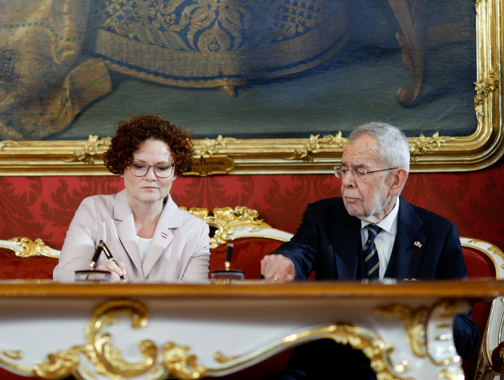 Am 3. M&auml;rz 2025 wurde die neue Bundesregierung von Bundespr&auml;sident Alexander Van der Bellen (r.) in der Pr&auml;sidentschaftskanzlei angelobt. Im Bild Staatssekret&auml;rin Elisabeth Zehetner (l.).