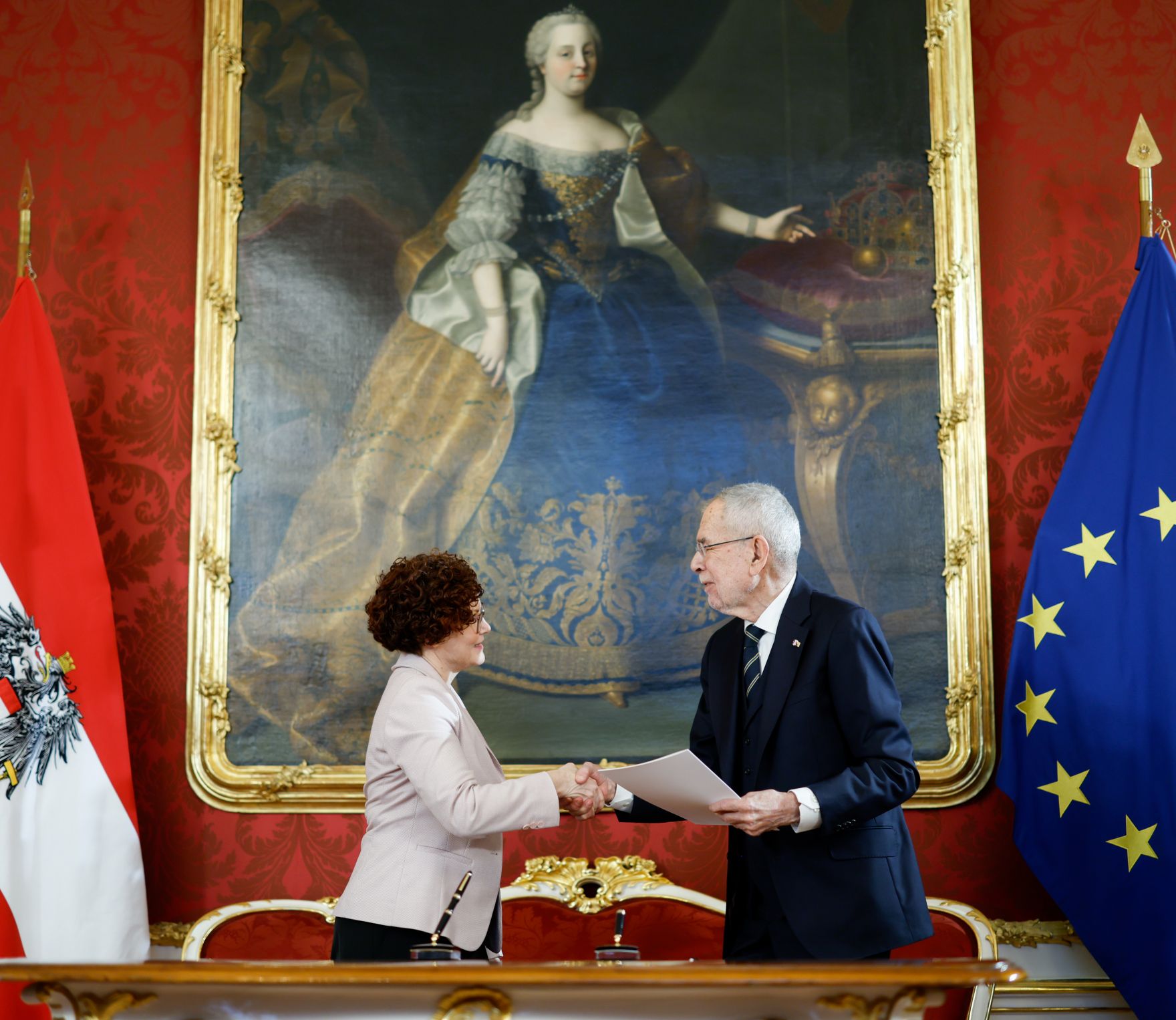 Am 3. M&auml;rz 2025 wurde die neue Bundesregierung von Bundespr&auml;sident Alexander Van der Bellen (r.) in der Pr&auml;sidentschaftskanzlei angelobt. Im Bild Staatssekret&auml;rin Elisabeth Zehetner (l.).