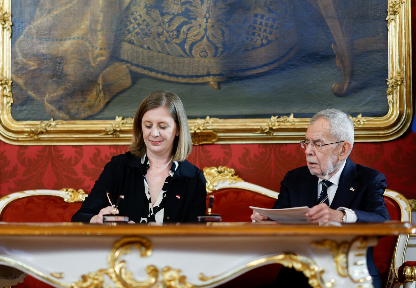 Am 3. M&auml;rz 2025 wurde die neue Bundesregierung von Bundespr&auml;sident Alexander Van der Bellen (r.) in der Pr&auml;sidentschaftskanzlei angelobt. Im Bild Staatssekret&auml;rin Barbara Eibinger-Miedl (l.).