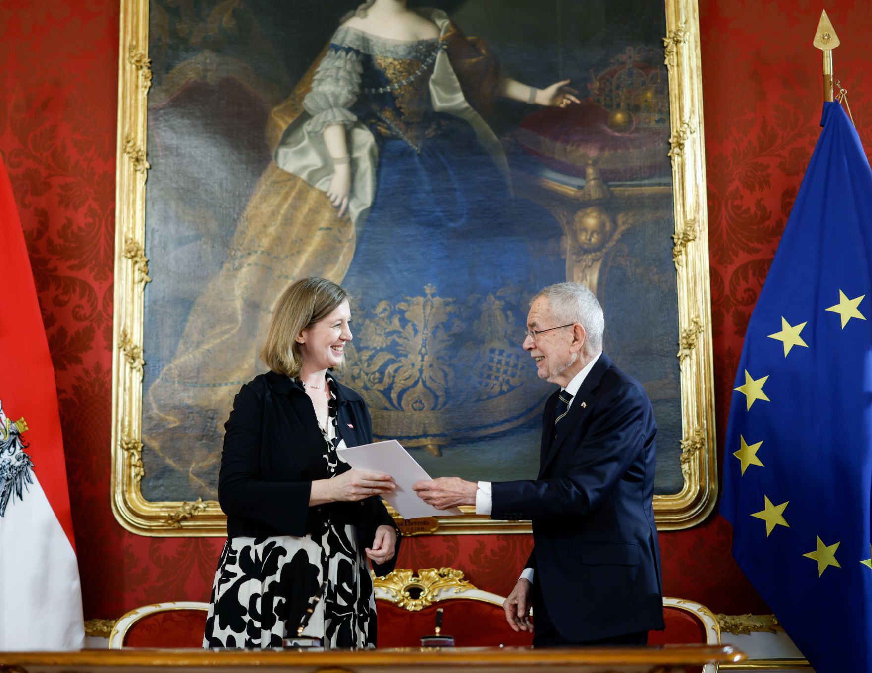 Am 3. M&auml;rz 2025 wurde die neue Bundesregierung von Bundespr&auml;sident Alexander Van der Bellen (r.) in der Pr&auml;sidentschaftskanzlei angelobt. Im Bild Staatssekret&auml;rin Barbara Eibinger-Miedl (l.).