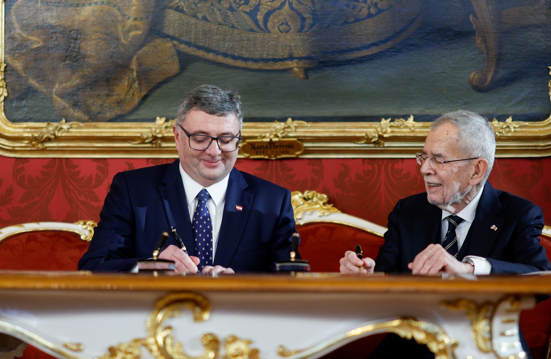 Am 3. M&auml;rz 2025 wurde die neue Bundesregierung von Bundespr&auml;sident Alexander Van der Bellen (r.) in der Pr&auml;sidentschaftskanzlei angelobt. Im Bild Staatssekret&auml;r J&ouml;rg Leichtfried (l.).